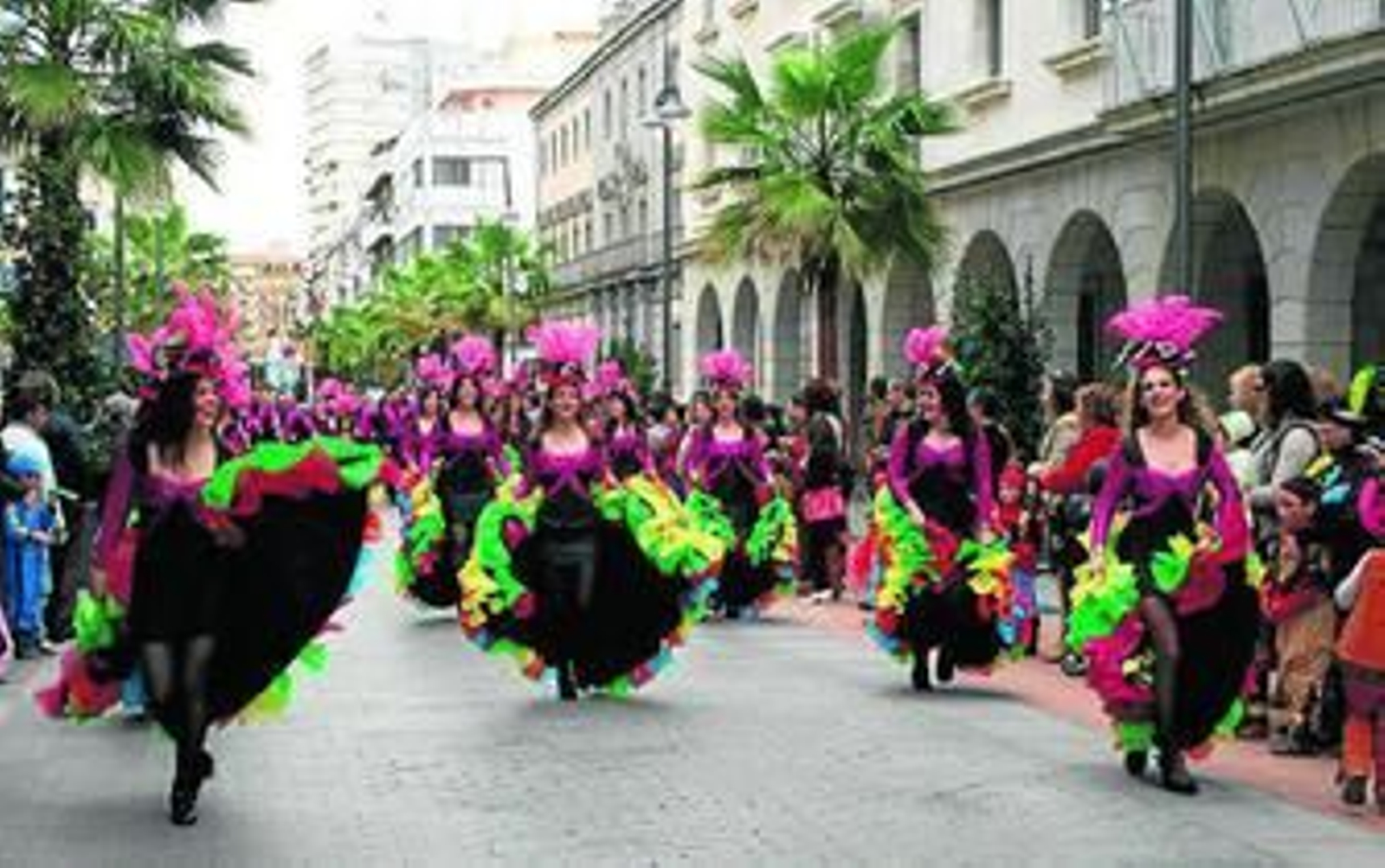 El disfraz y el jolgorio recorren Huelva