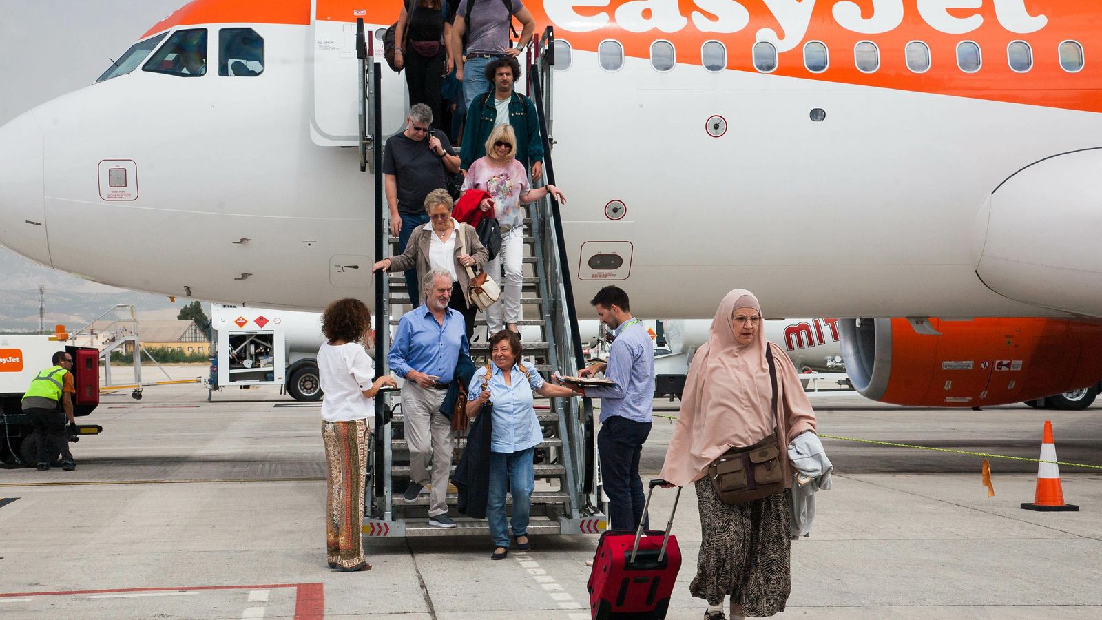 Pasajeros bajando de un vuelo de EasyJet en Granada