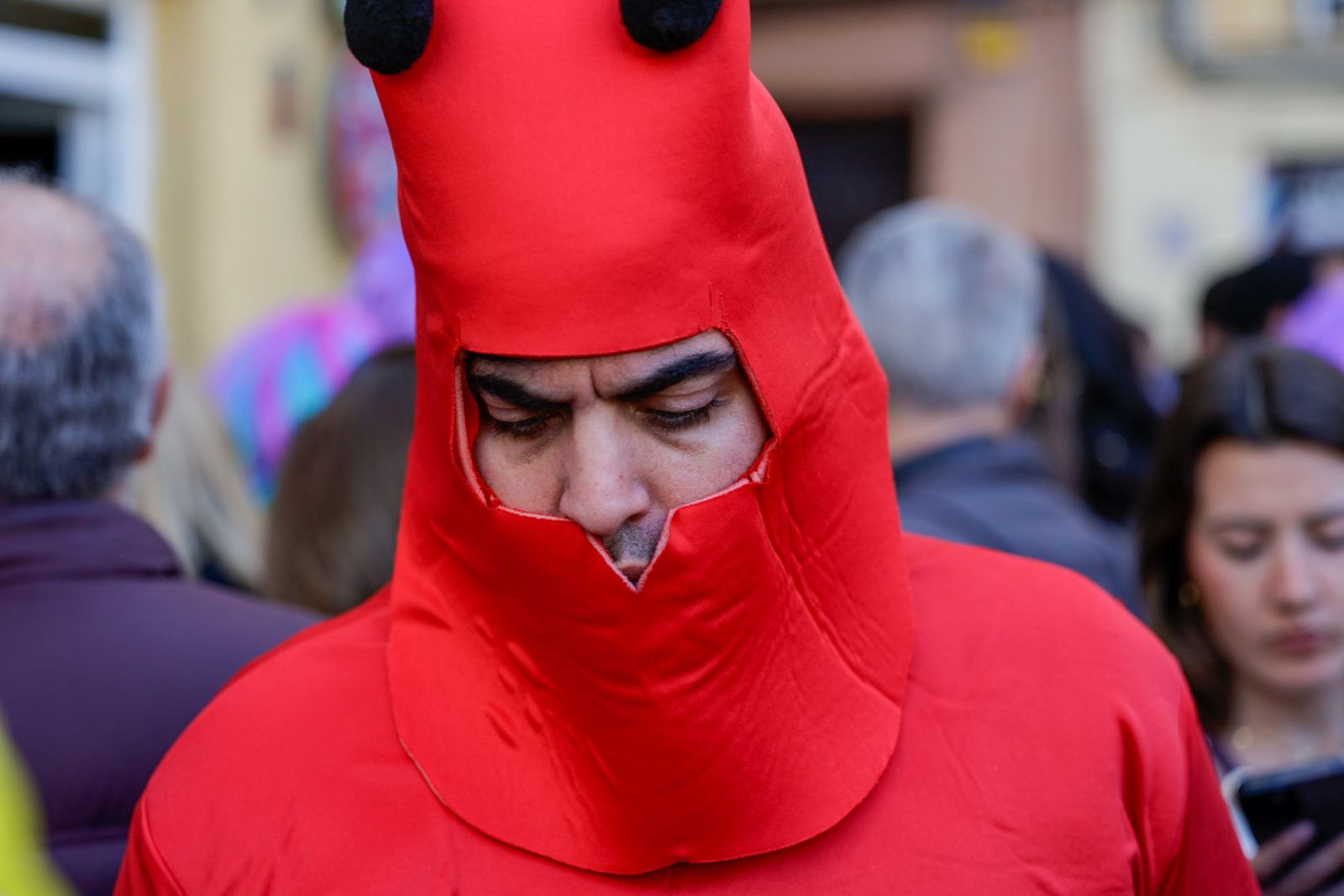 Así vive Cádiz su primer sábado de Carnaval: las imágenes de las batallas de copla y la fiesta en la calle