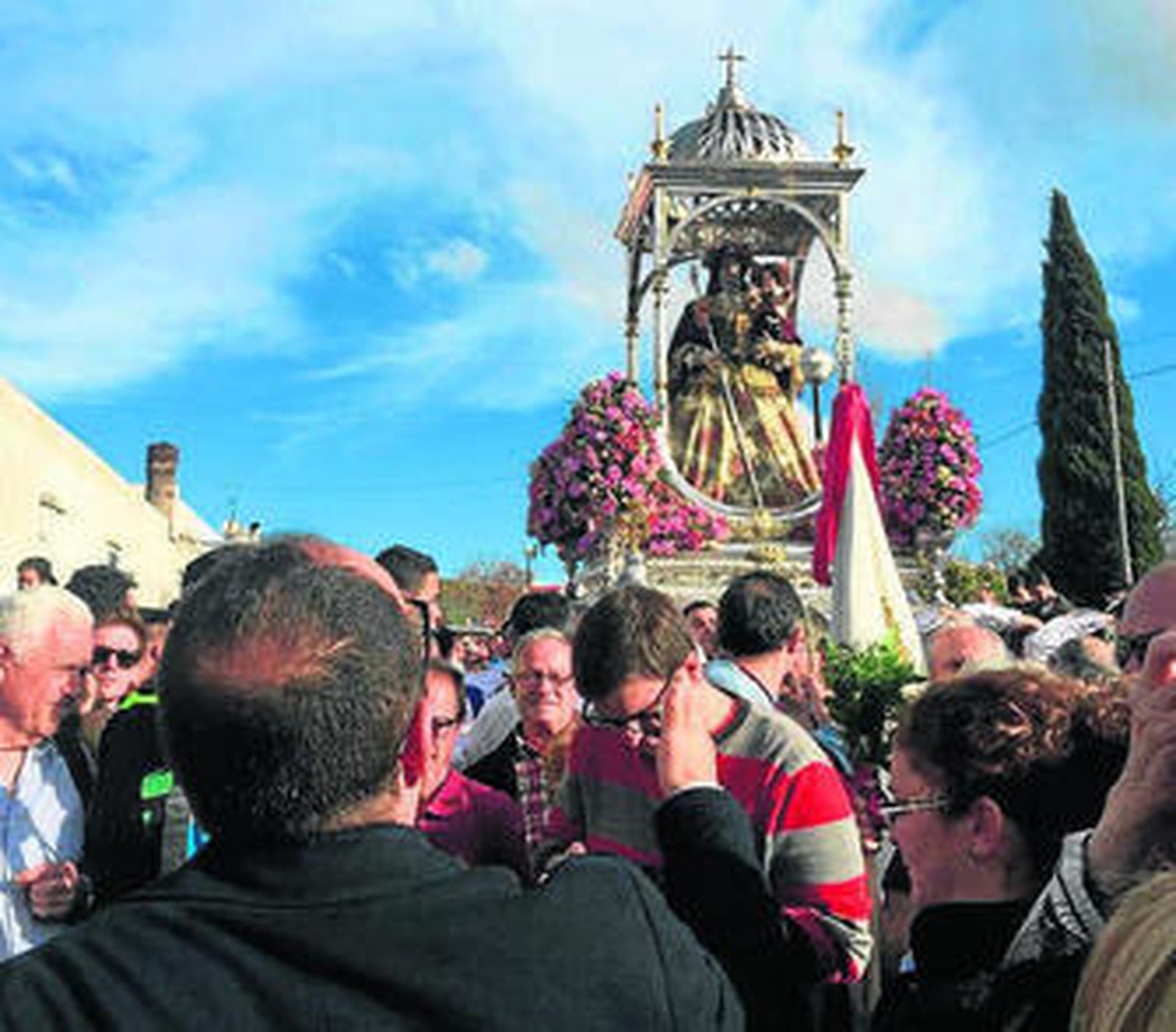 Cantos a la patrona durante la romería de bajada el domingo.
