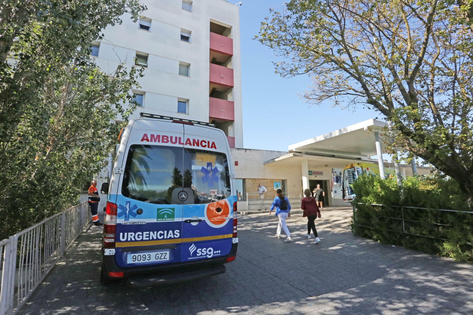 Una ambulancia en la entrada de las Urgencias Generales del hospital.