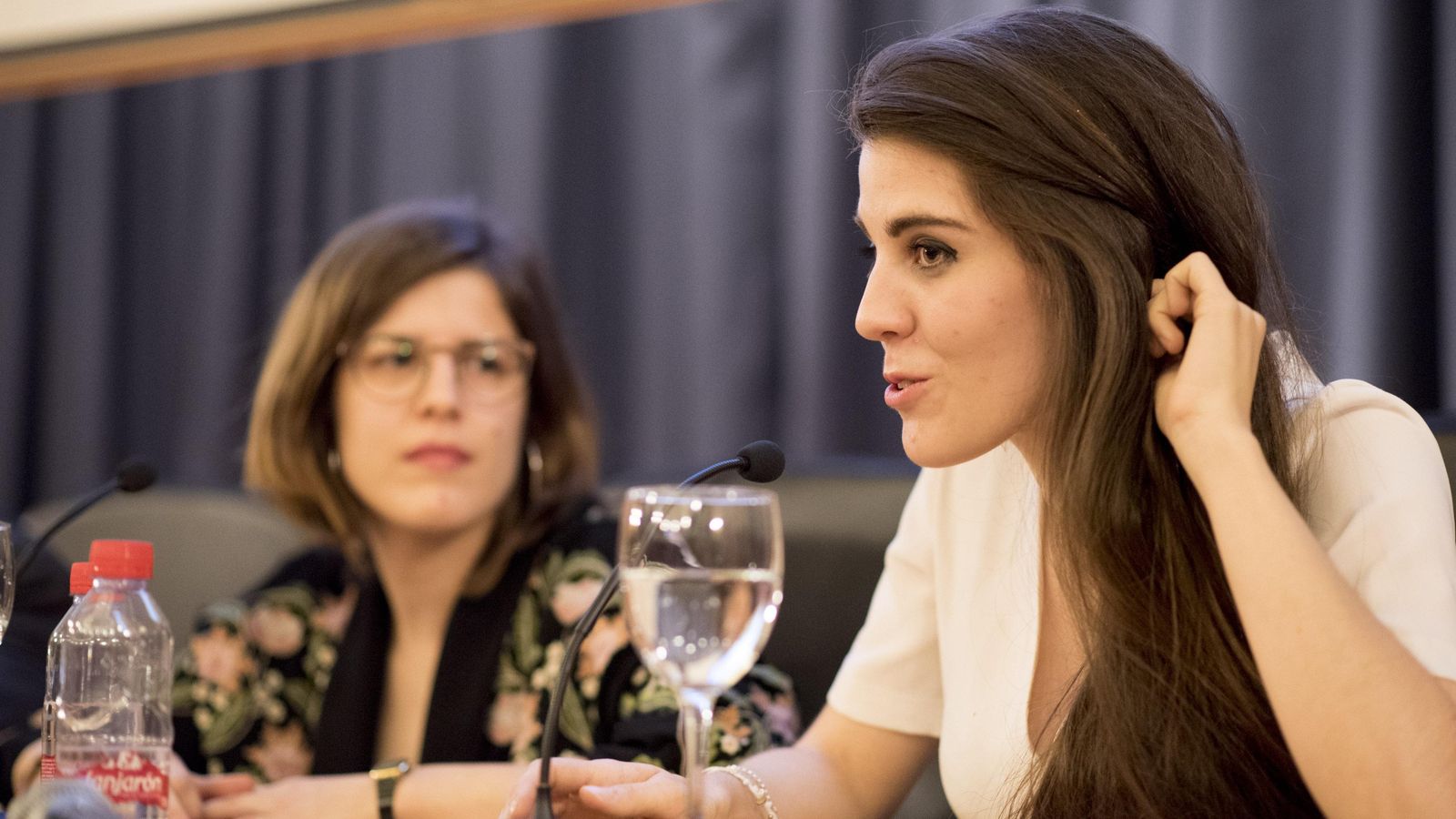 Estefanía Cabello (en primer plano) habla durante el debate mientras Victoria Font escucha.