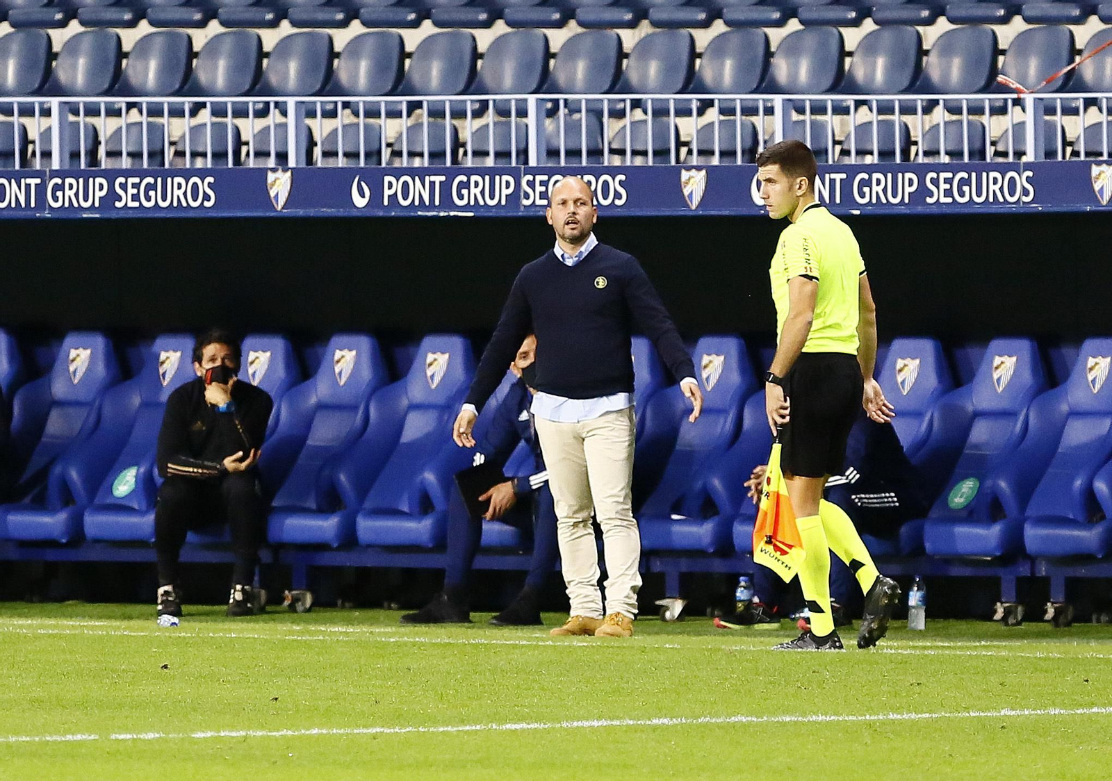 José Alberto López, en el banquillo de La Rosaleda.