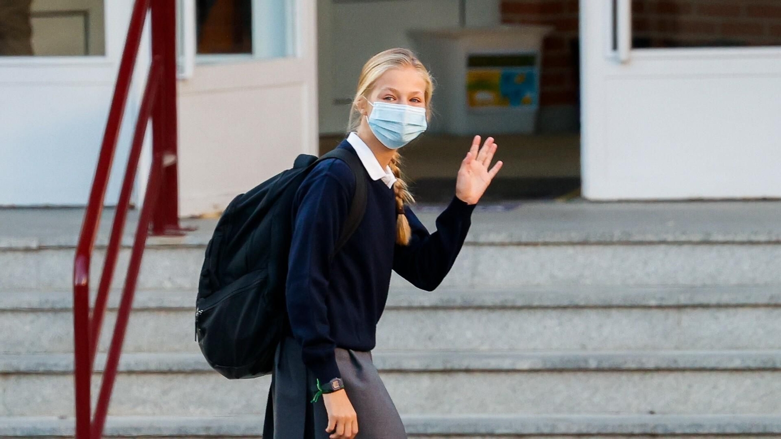 La princesa Leonor saluda a los medios el lunes, en su primer día de colegio.