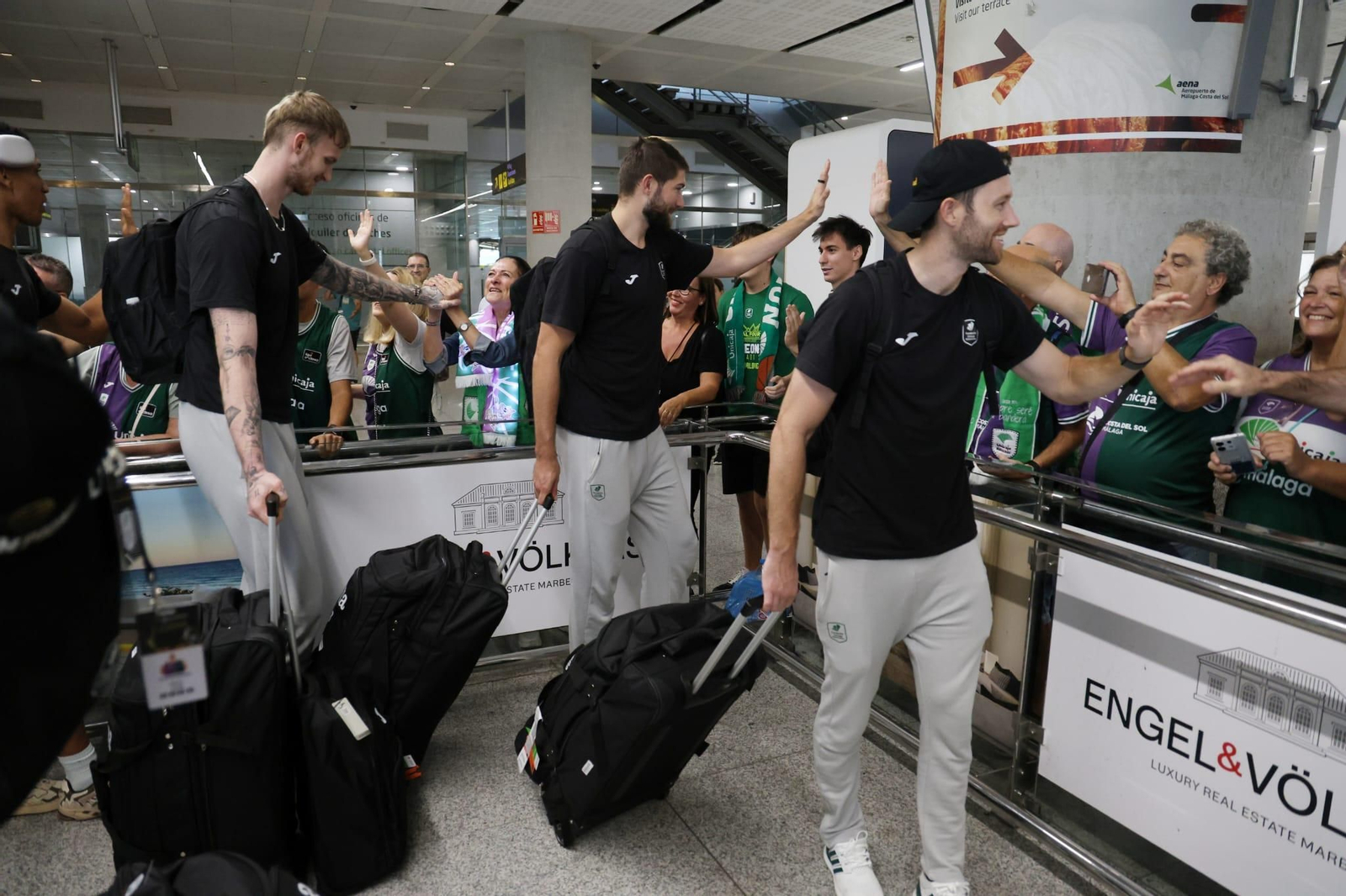 El Unicaja brinda la Intercontinental a un centenar de aficionados en el aeropuerto