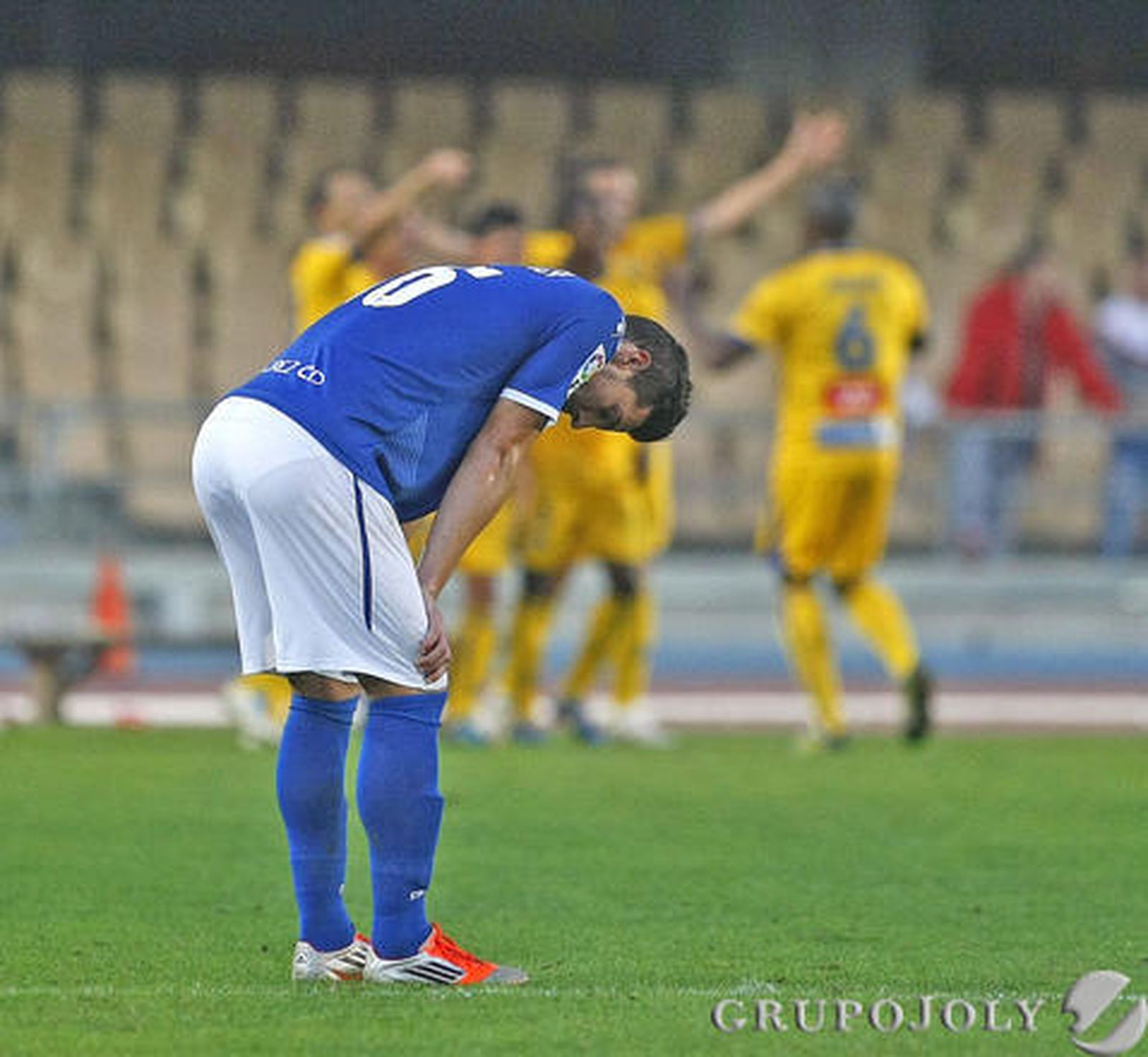 Álvaro Rey, que se marchó del campo con una brecha en el ojo, lamenta el segundo gol del Alcorcón.

Foto: Pascual