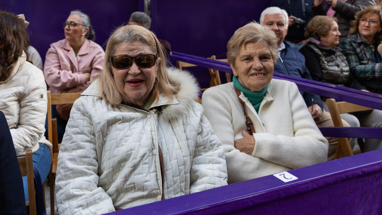 Los cofrades se rinden ante los grandes pasos de misterio del Lunes Santo