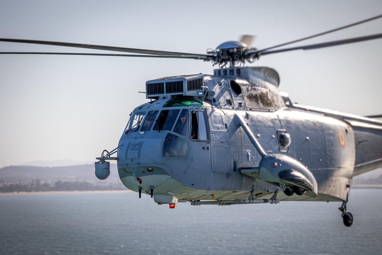 Imágenes del vuelo de despedida de los 'Sea King'  de la Quinta Escuadrilla de la FLOAN de la Armada por la Bahía de Cádiz