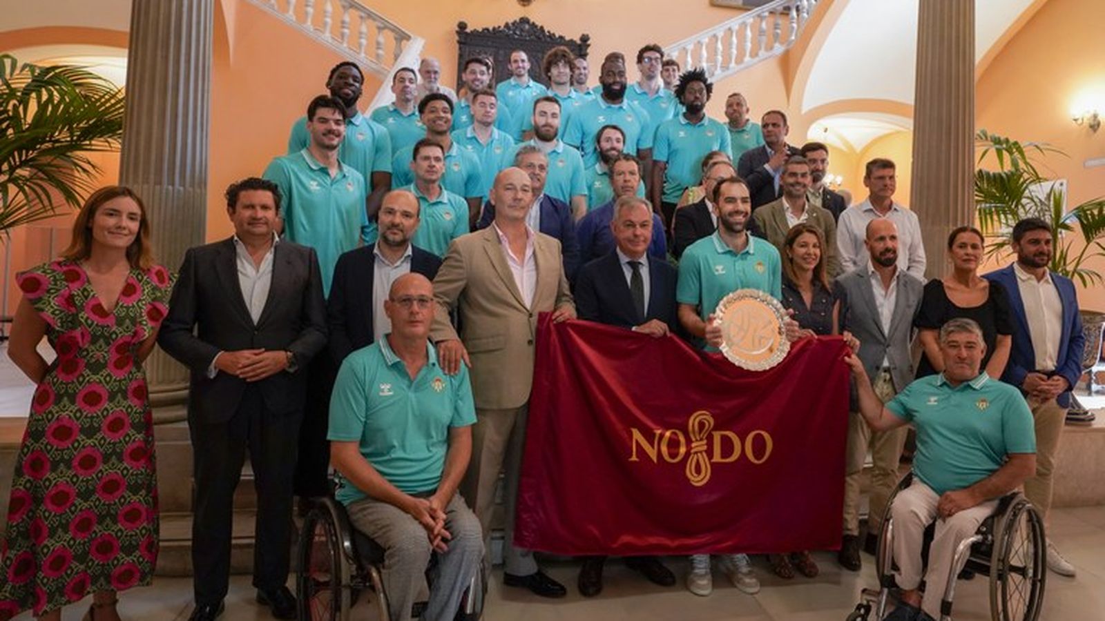 Recepción al equipo bético en el consistorio sevillano hace dos semanas.