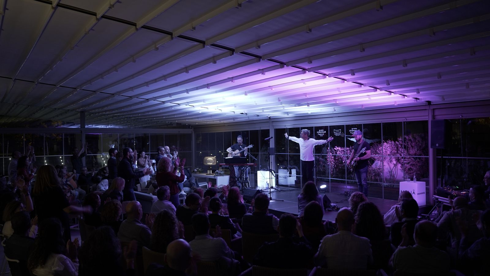 Salón del Meliá Sevilla con Ojeda y sus dos músicos de acompañamiento