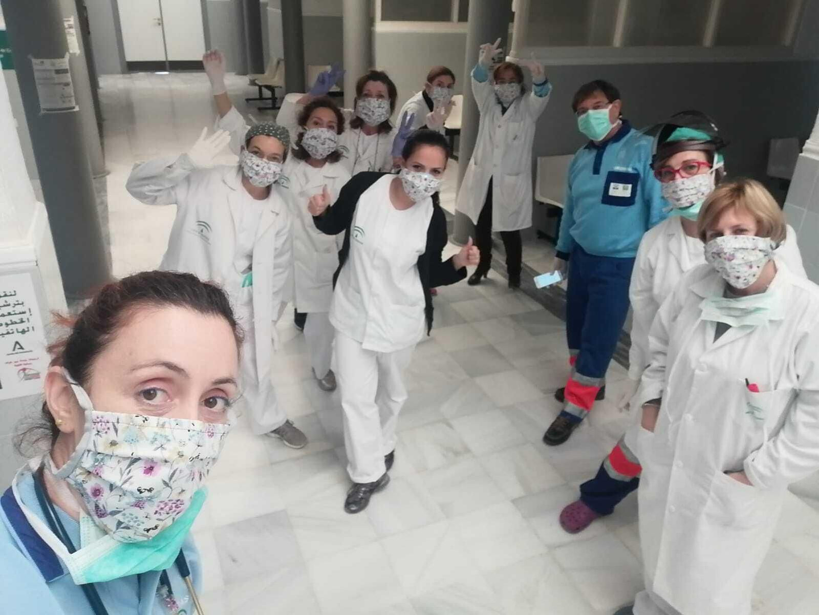 Sanitarios de un centro de salud de Vícar con las mascarillas que recibieron confeccionadas por modistas de la provincia