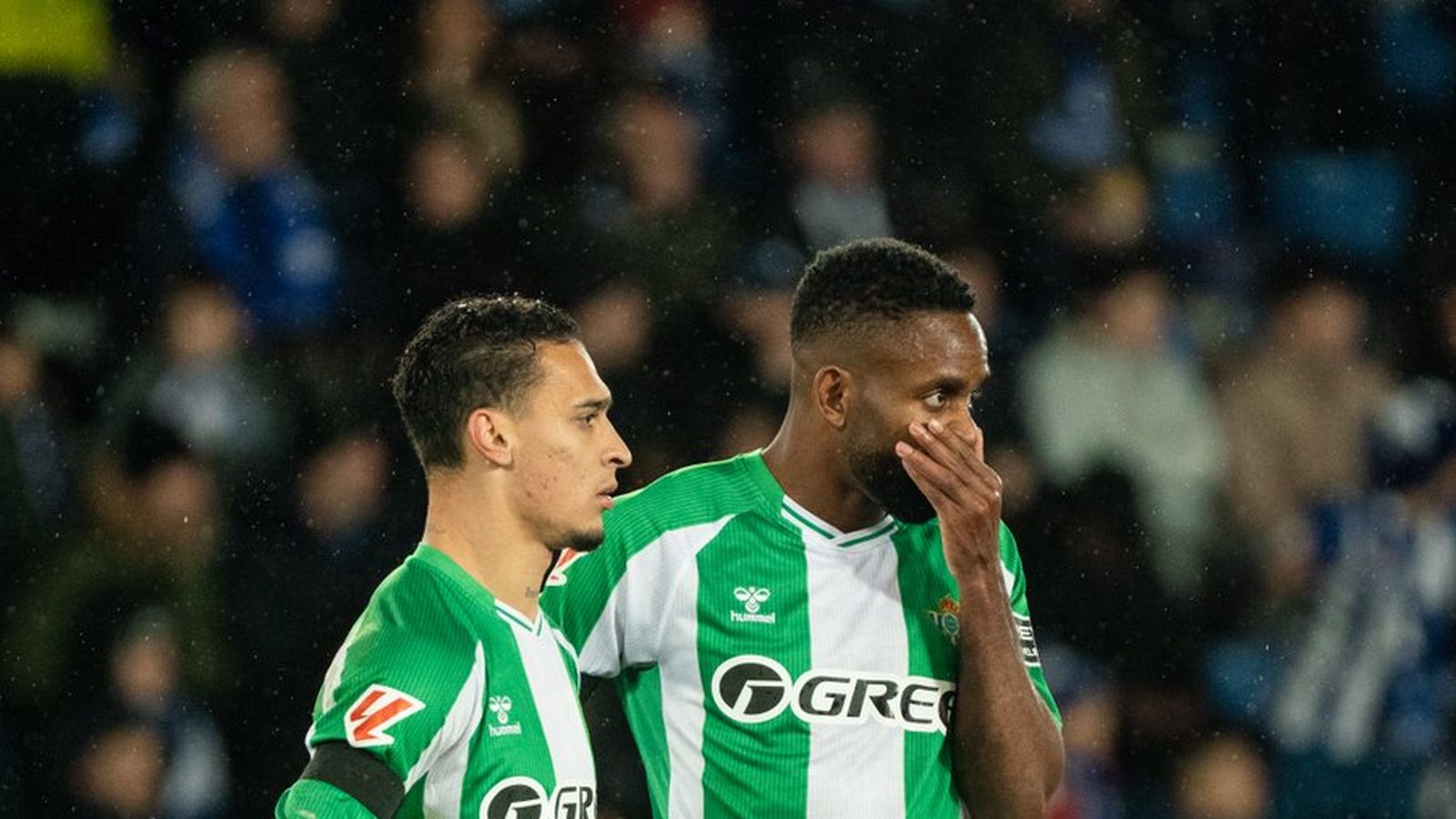 Antony se dispone a lanzar una falta junto a Bakambu.