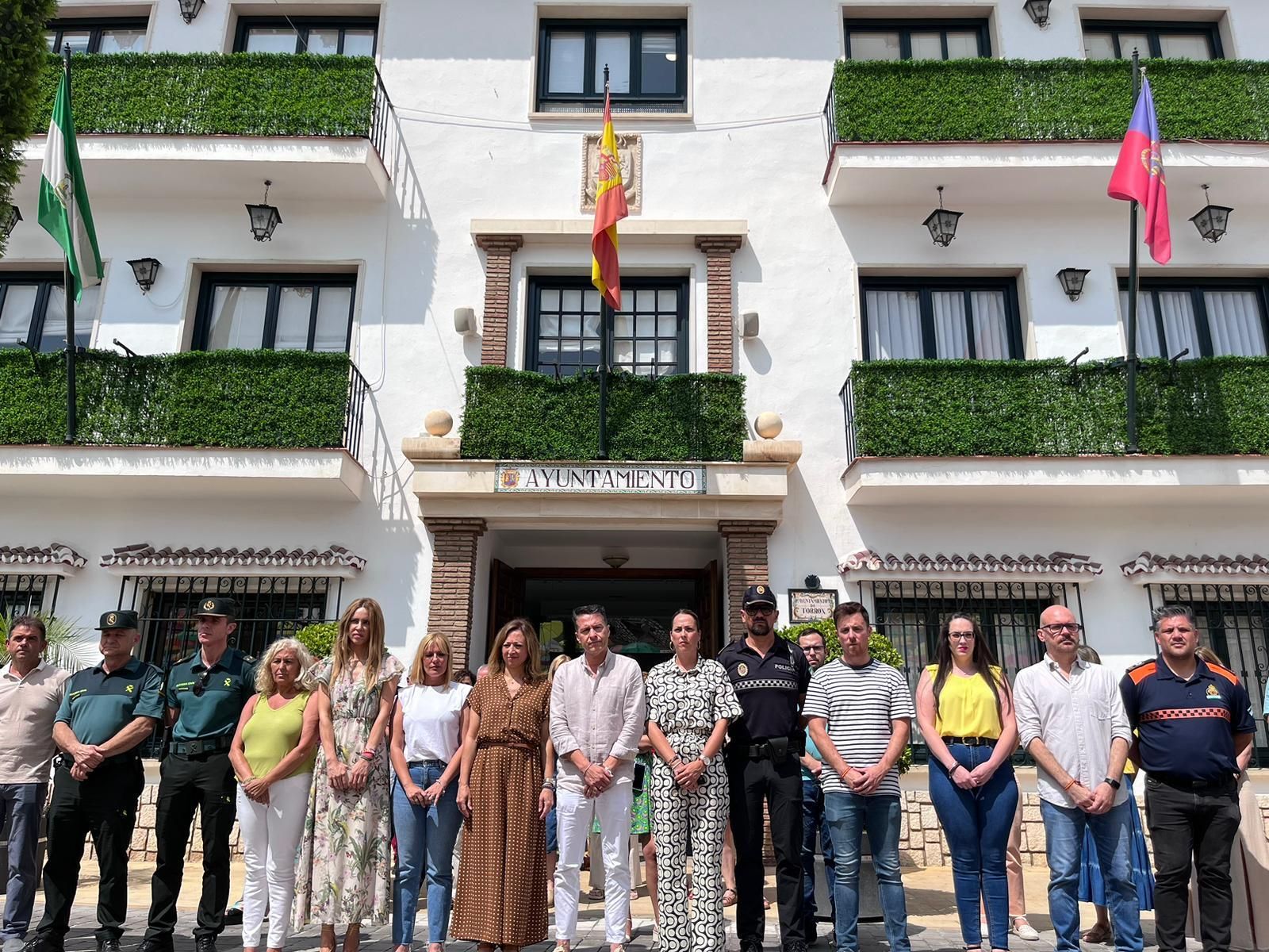 Minuto de silencio en el Ayuntamiento de Torrox por el caso de violencia de género ocurrido ayer 27 de junio