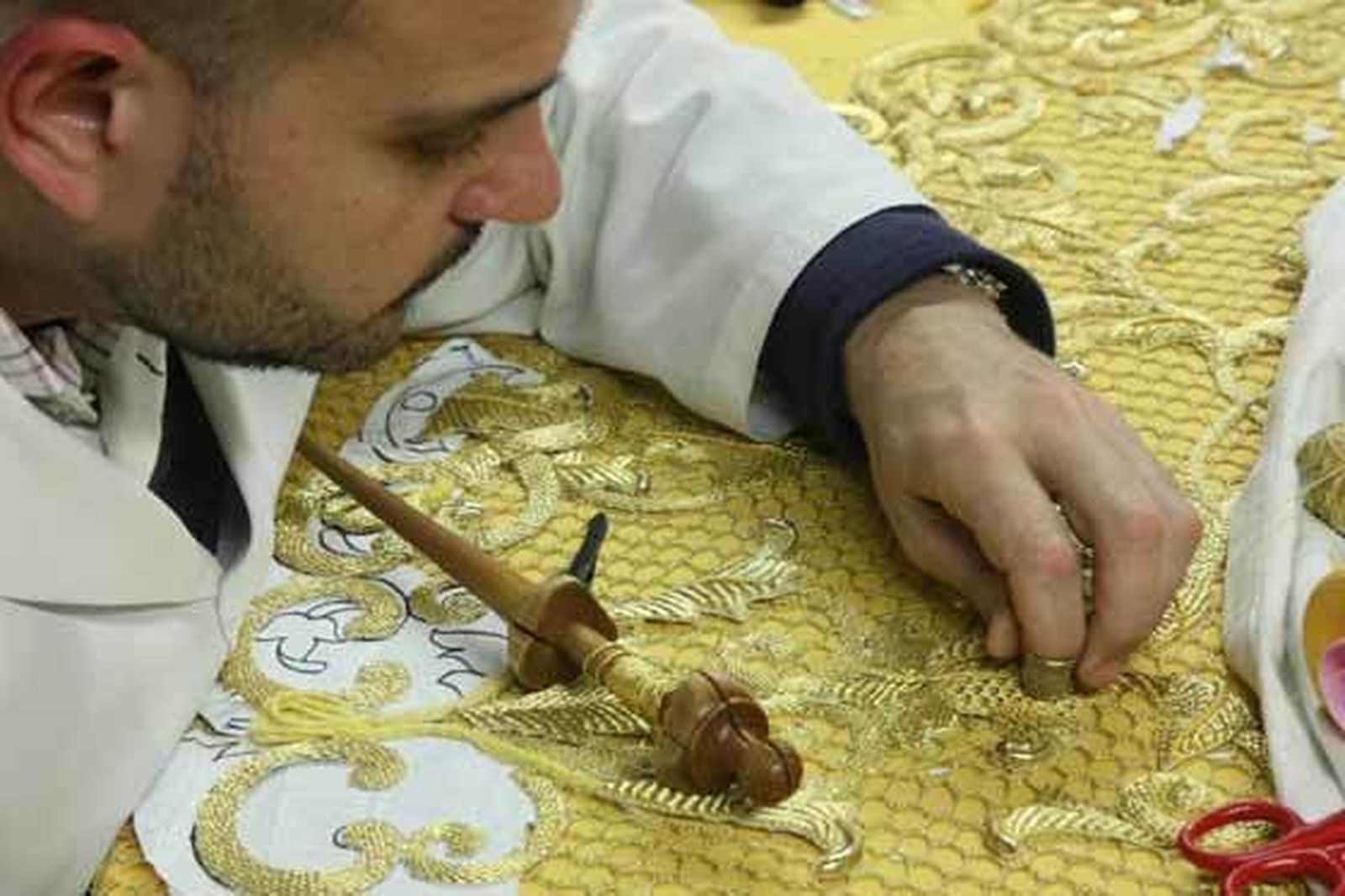 Mariano bordando en su taller.  Foto: A.S.Carrasco