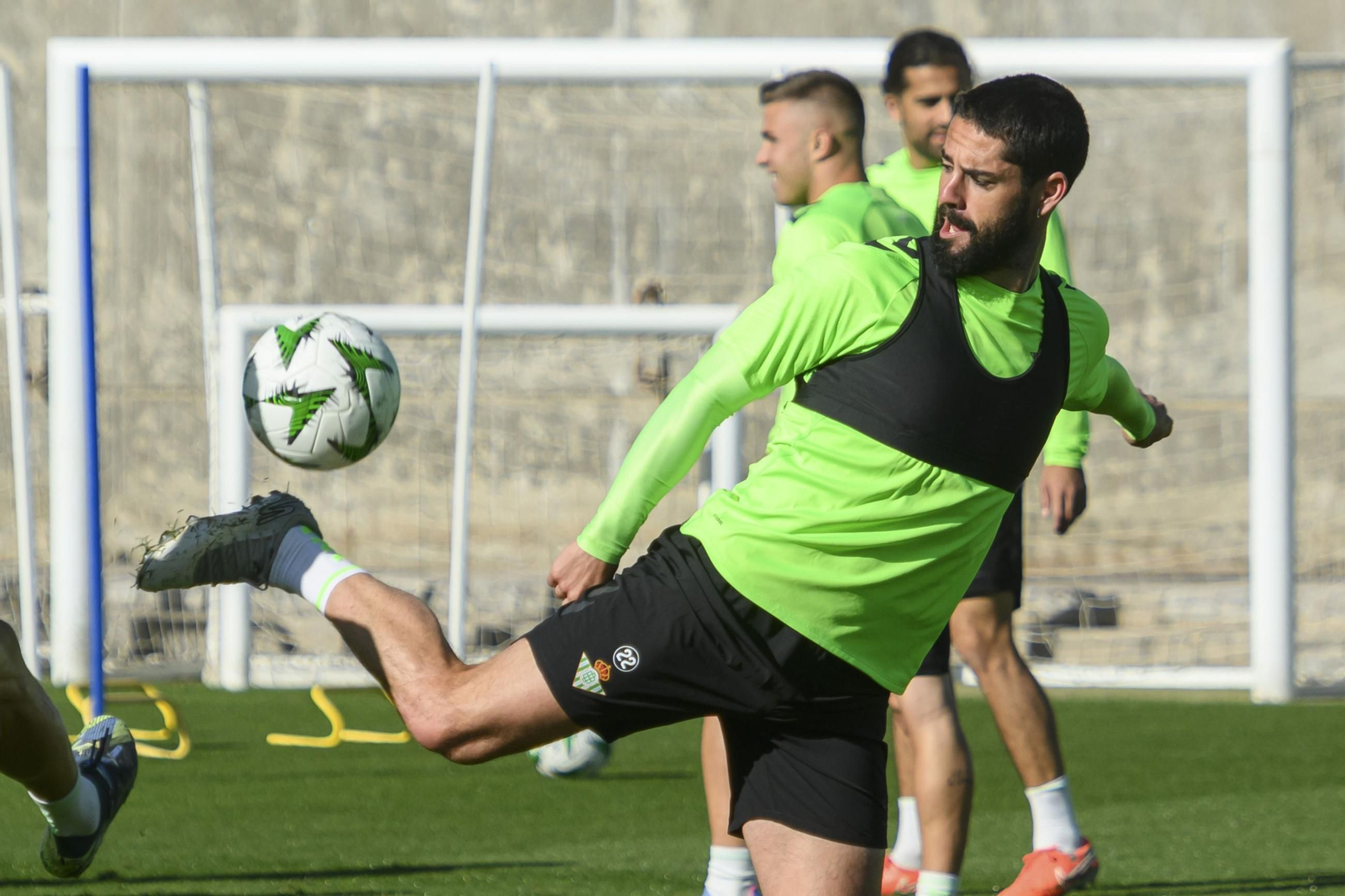 Isco golpea el balón con calidad en un entrenamiento reciente.