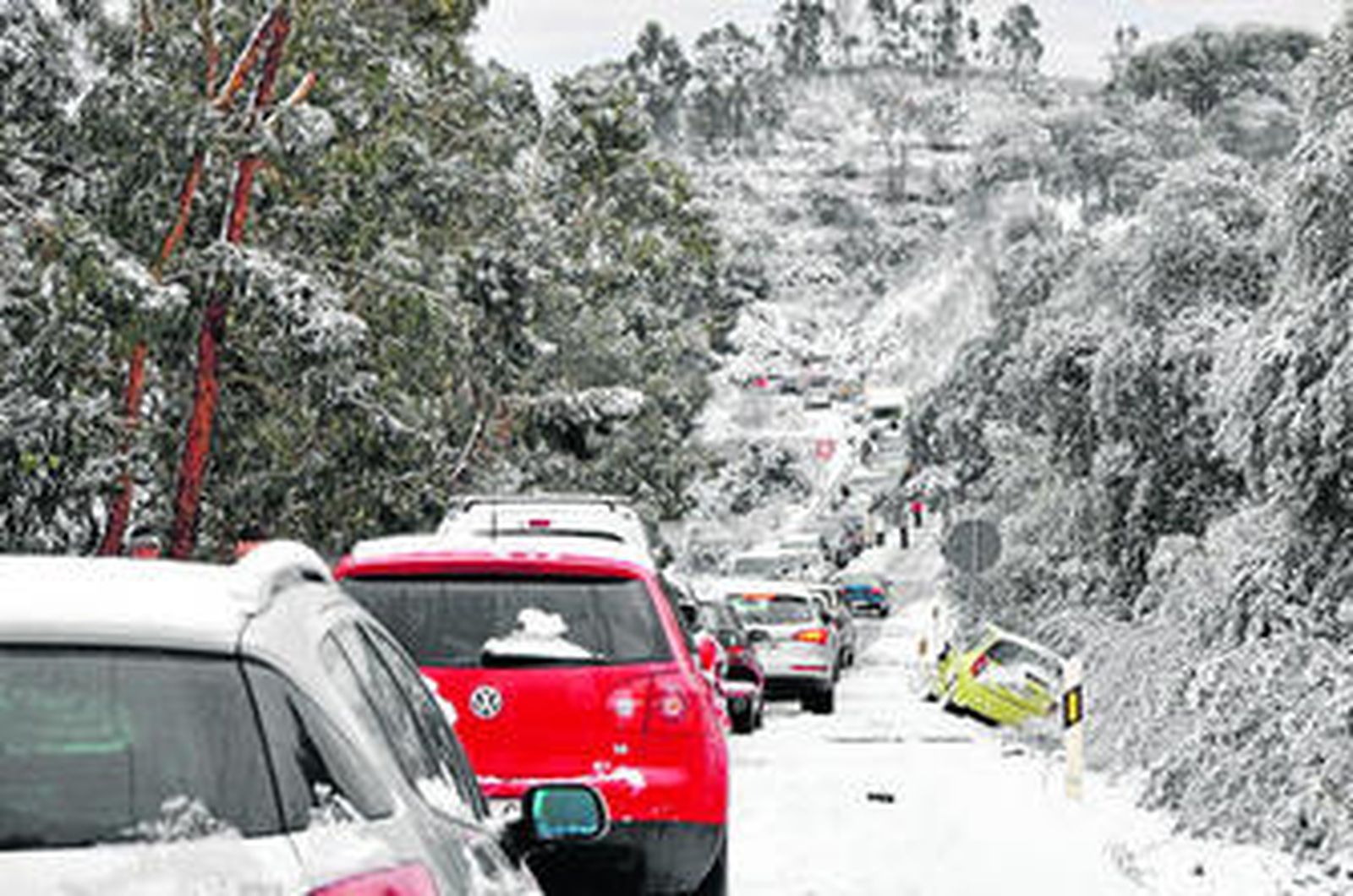 Foto tomada por uno de los 150 conductores atrapados entre las 12:45 y las 16:45 en la carretera a El Pedroso.