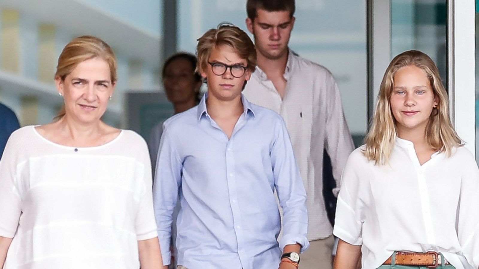 Miguel Urdangarín (centro), con su madre, la infanta Cristina, y su hermana Irene, tras visitar al rey Juan Carlos.