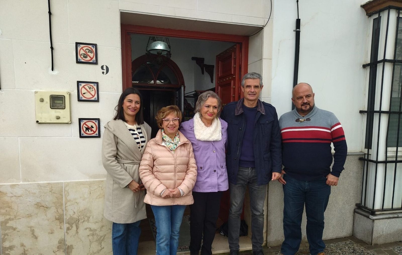 El alcalde de Arcos a las puertas del centro que lleva el nombre de Manolita Chen.