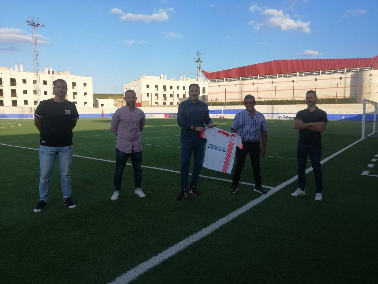 Mario Rodríguez posa con la camiseta de La Palma tras su renovacion.
