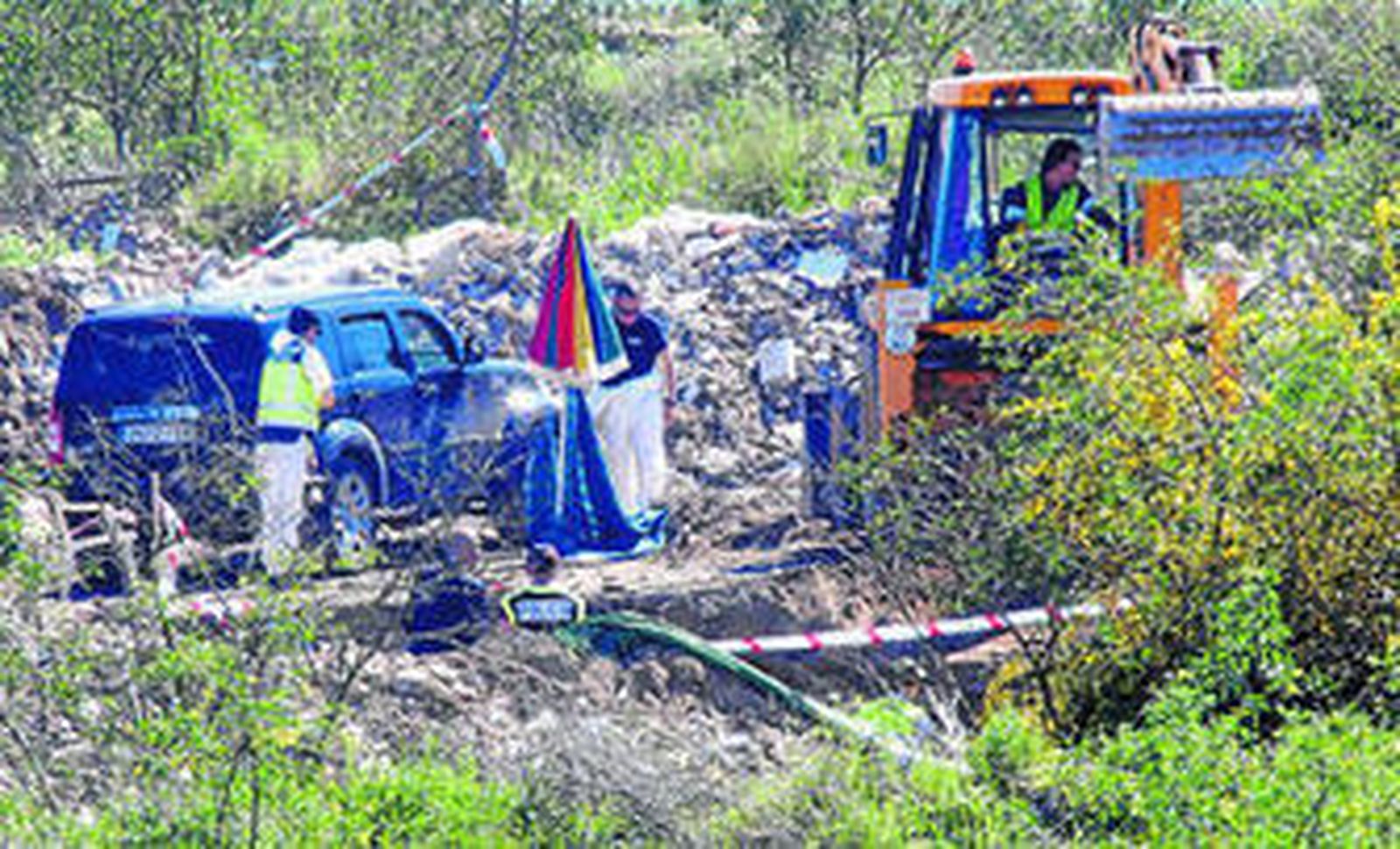 Agentes de la Policía Científica trabajan en la escombrera de Camas, el pasado martes.