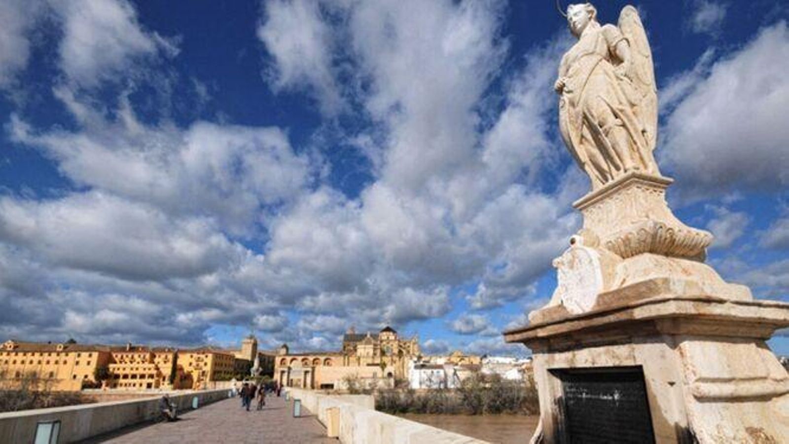 Triunfo de San Rafael en el Puente Romano de Córdoba Triunfo de San Rafael en el Puente Romano de Córdoba
