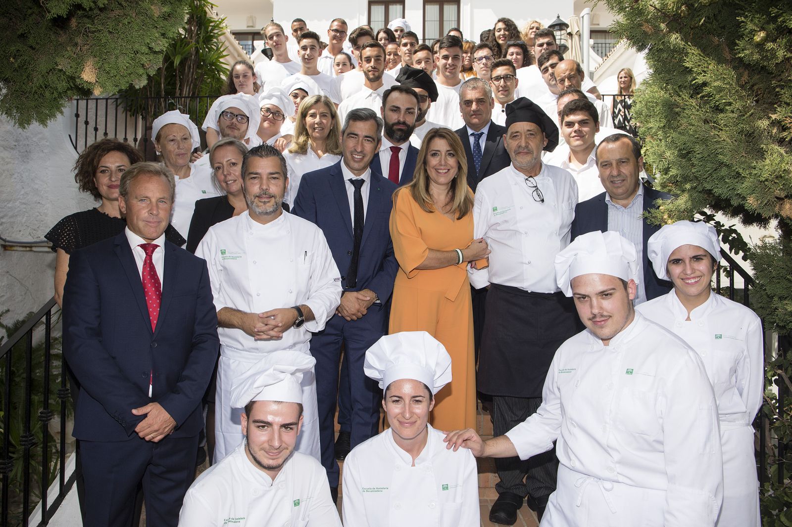 La presidenta de la Junta, Susana Díaz, junto al alcalde, Víctor Navas, y alumnos de La Fonda.