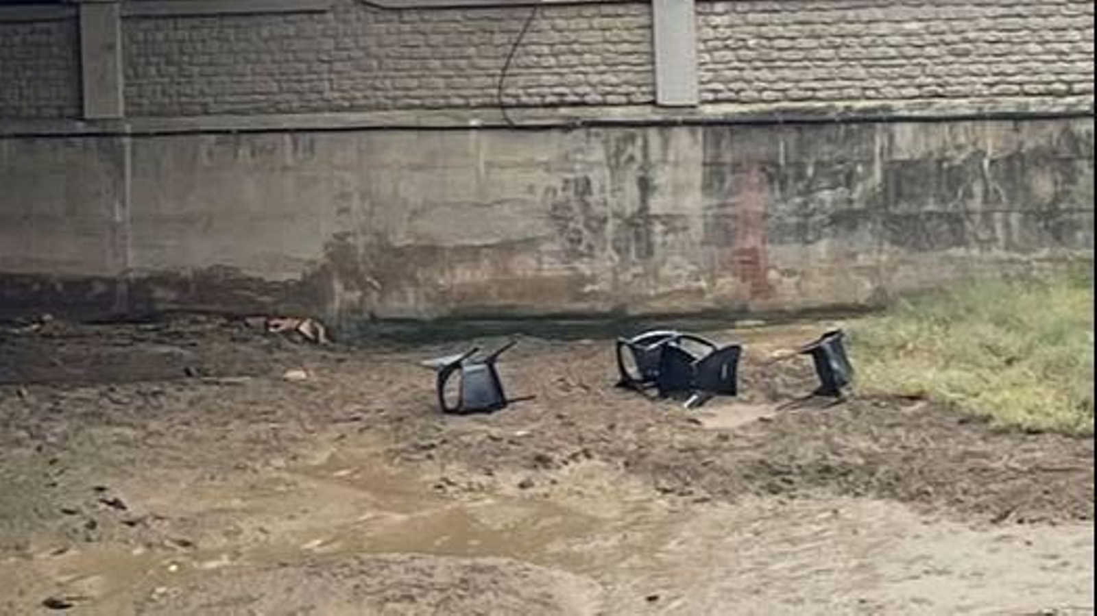 Después de una limpieza profunda, el río Iro apareció con sillas arrojadas a su cauce.