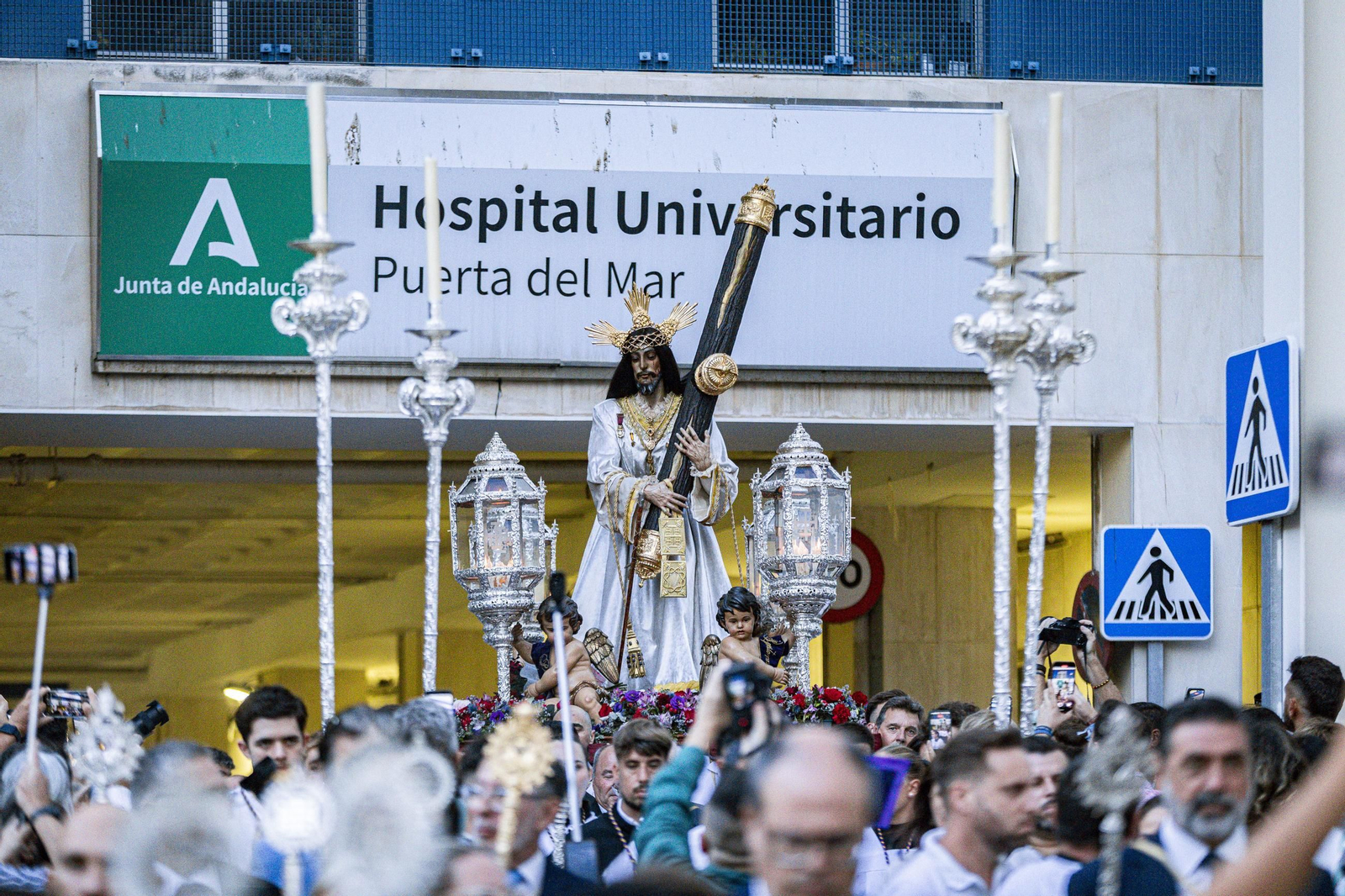 Las imágenes de la histórica visita del Nazareno de Santa María al hospital Puerta del Mar de Cádiz