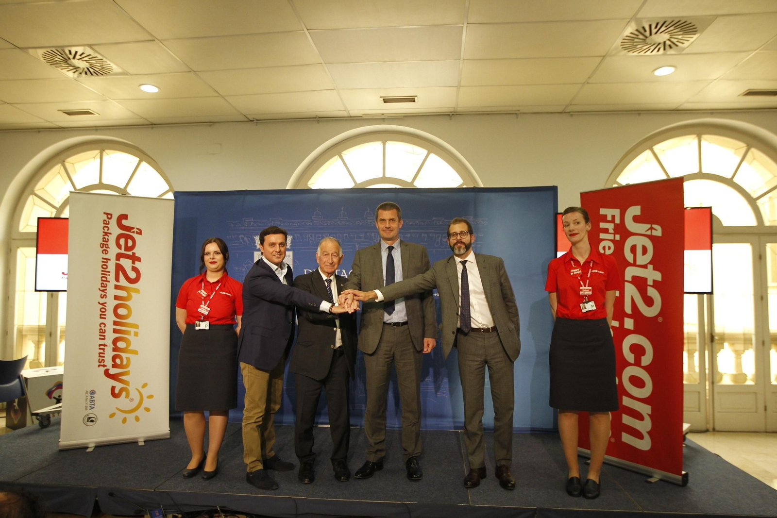 Los representantes de la Diputación Provincial y de la aerolínea británica Jet2.com durante la presentación de la operativa turística de este año.