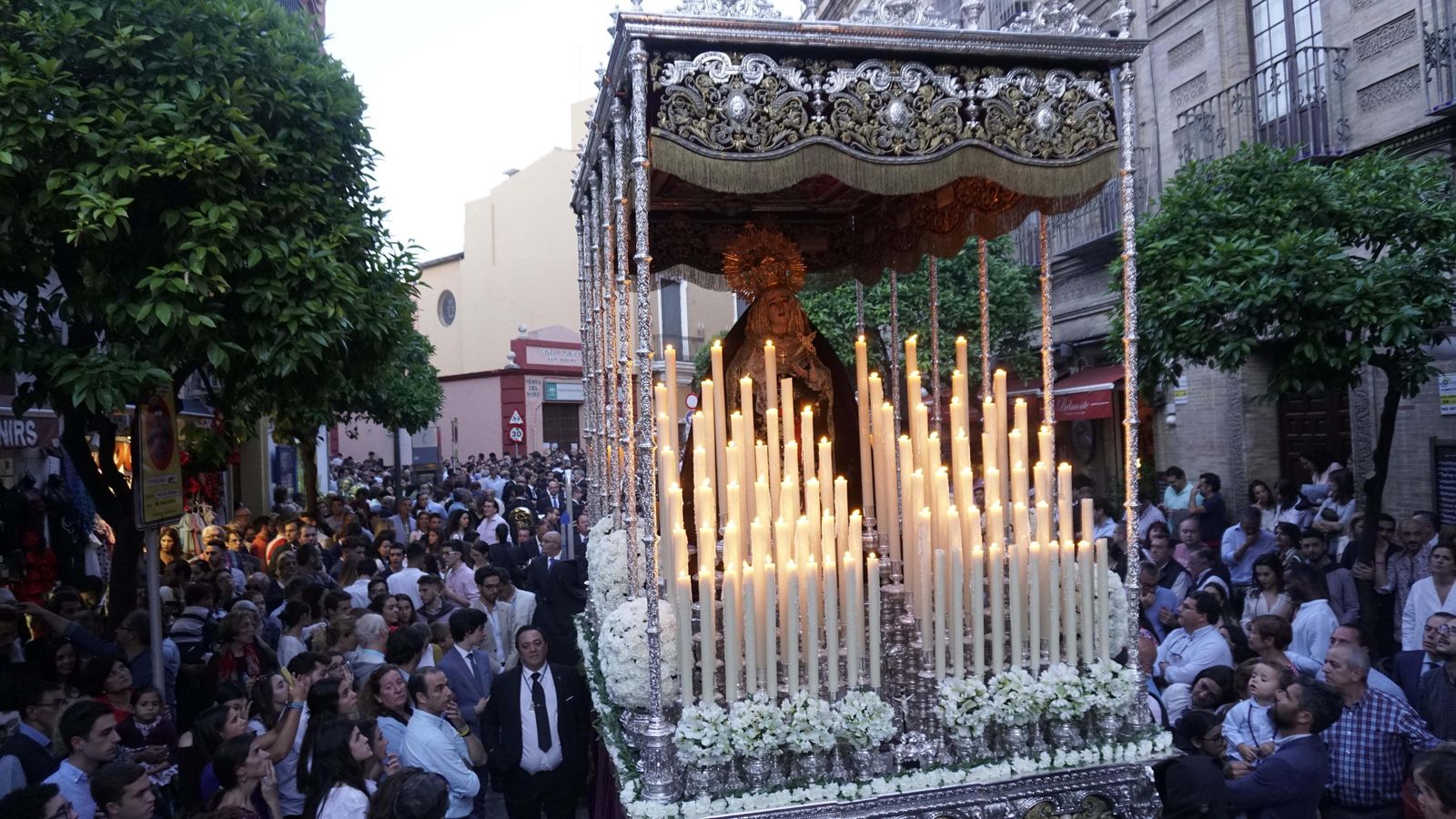 El palio de la Virgen de los Dolores de la Hermandad de Santa Cruz bajando por Mateos Gago.