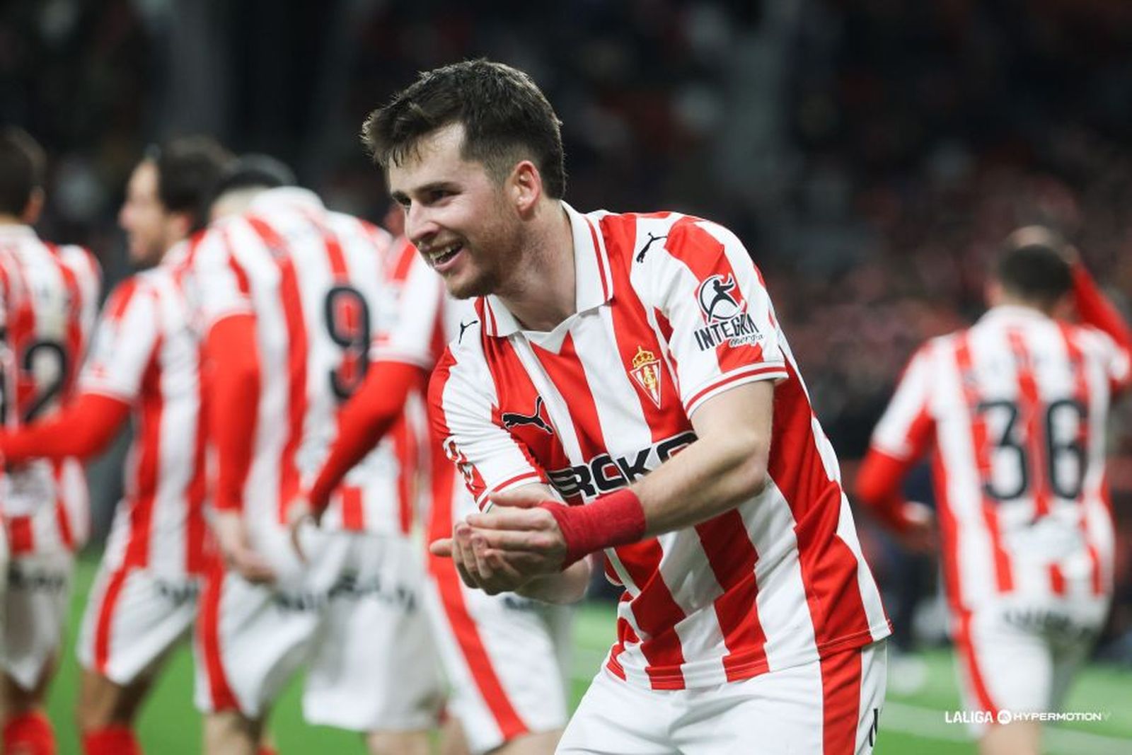 El Sporting golea al colista Mirandés, próximo rival del Málaga CF