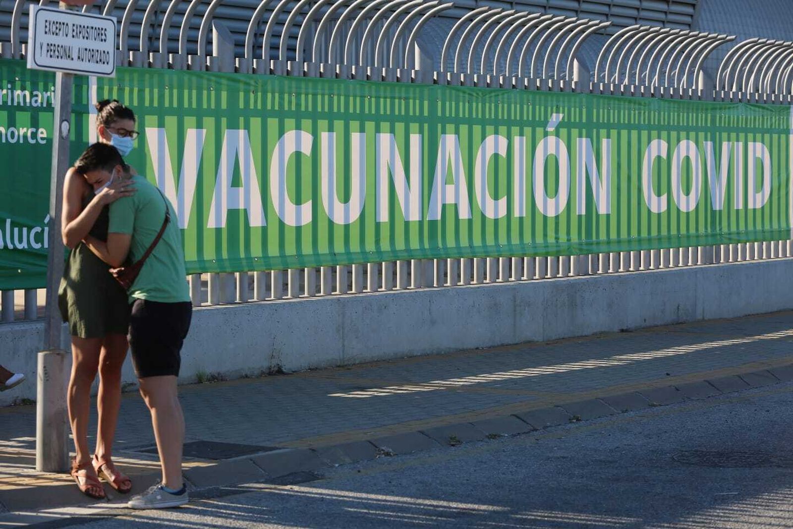 Jóvenes, en el vacunódromo del Palacio de Ferias.