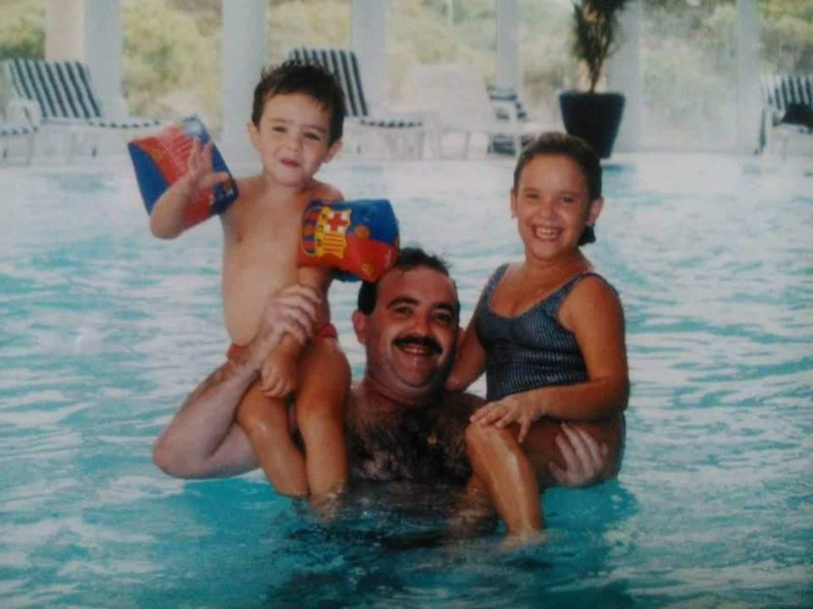 Carmelo y sus hijos hace unos años en la piscina de un hotel de Eurodisney.
