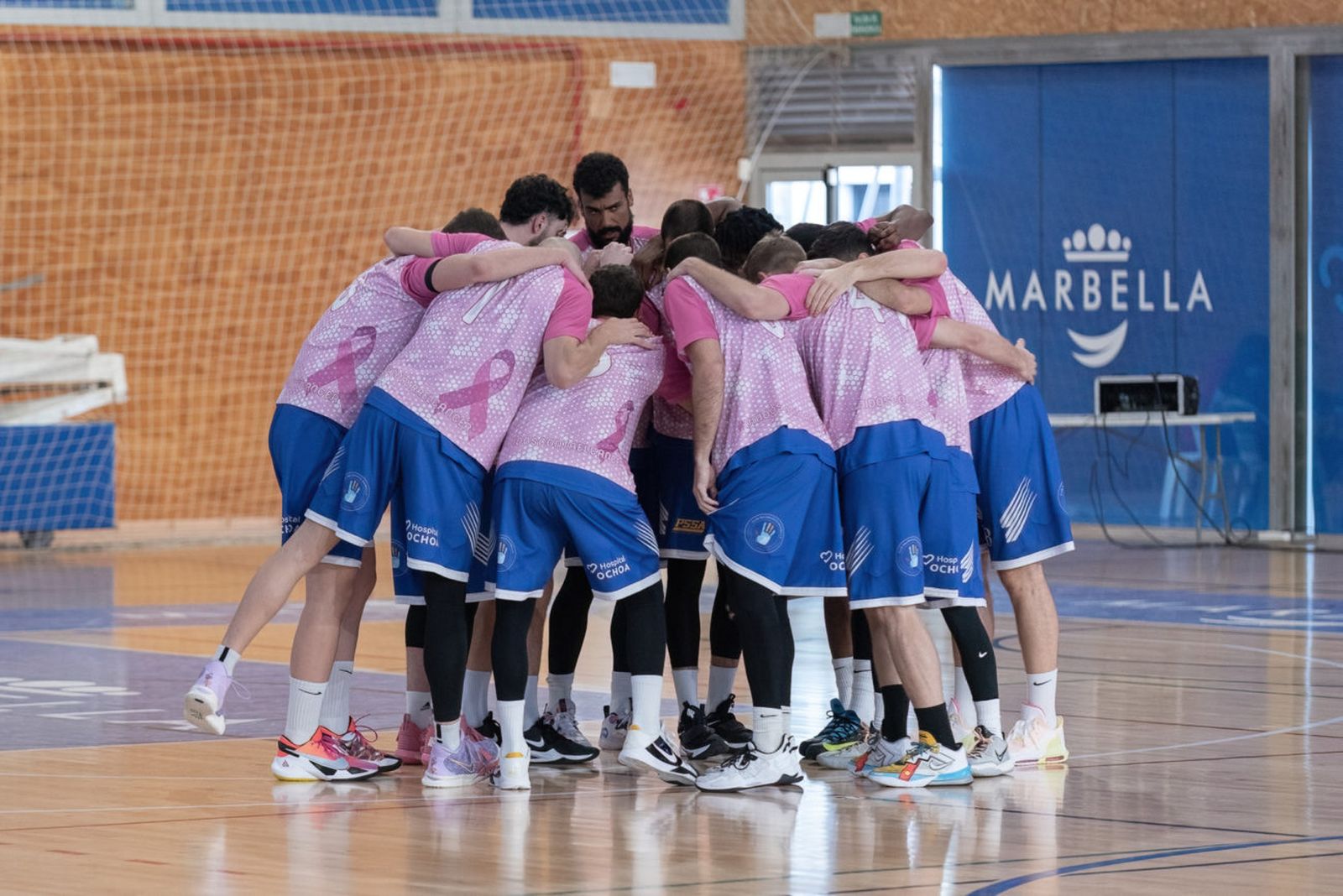 Piña de los jugadores del CB Marbella en el pabellón Carlos Cabezas.