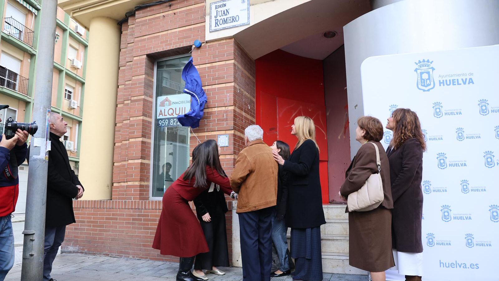 Momento en el que Juan Romero, junto a sus nietas, descubre la rotulación del rincón.