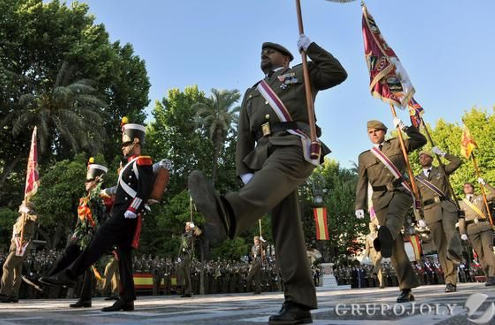 Las imágenes de la jura de bandera y el desfile militar del Día de San Fernando