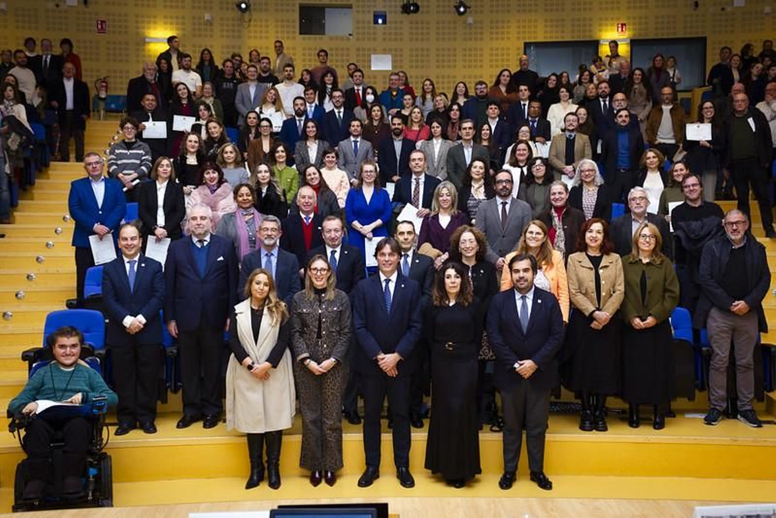 Los premiados junto a las autoriades asistentes a la gala.
