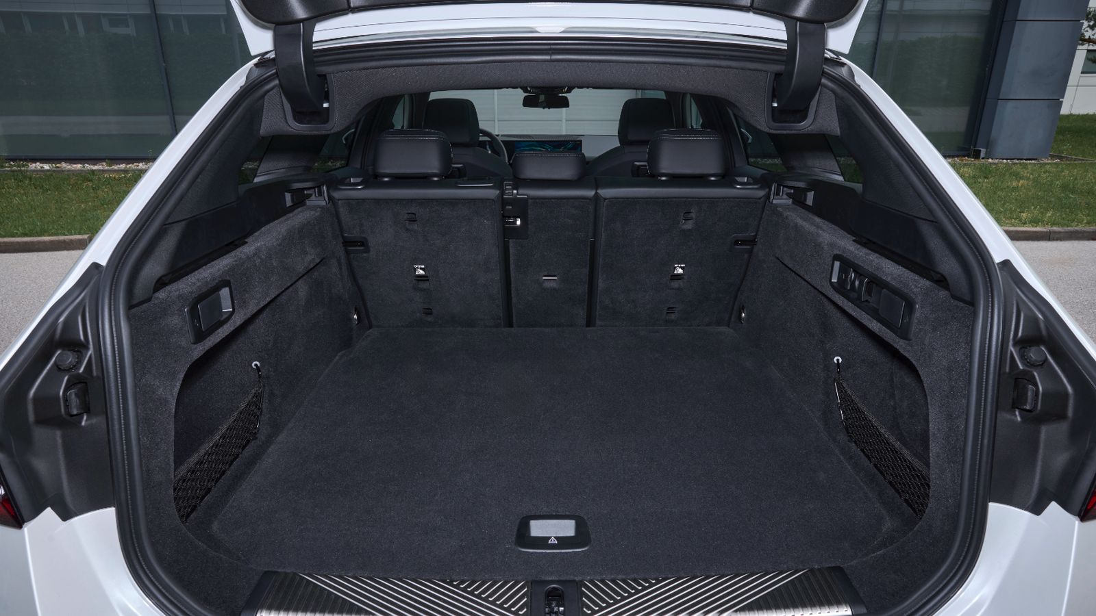 Salvo que se opte por el M5, la capacidad del maletero de los Serie 5 Touring no varía y suponen una apreciable ventaja, como su acceso por un portón, respecto a la berlina.