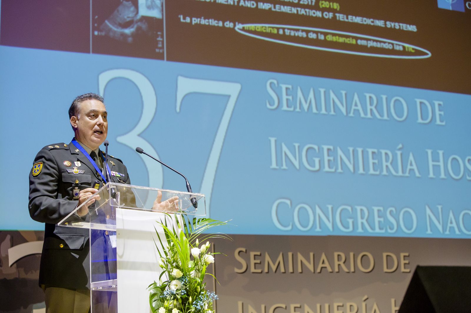 El teniente coronel médico Pedro Gil López durante su intervención.