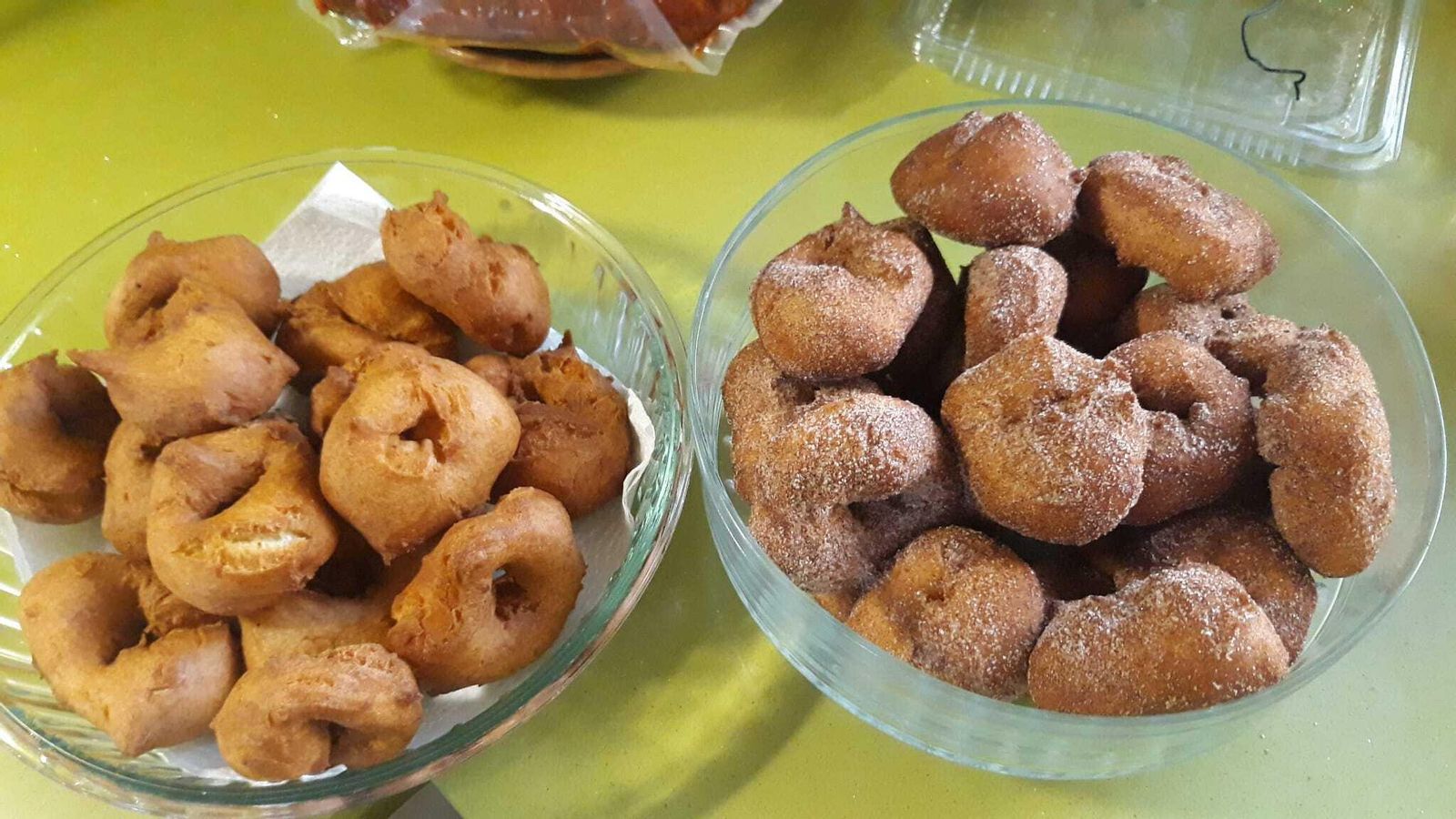 Dos ollas de roscos artesanos: unos con azúcar y otros solos.