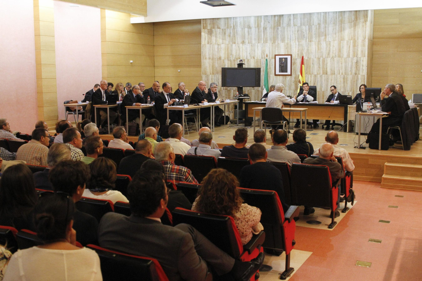 Algunos de los empleados del monumento nazarí durante el juicio que se celebró meses atrás.
