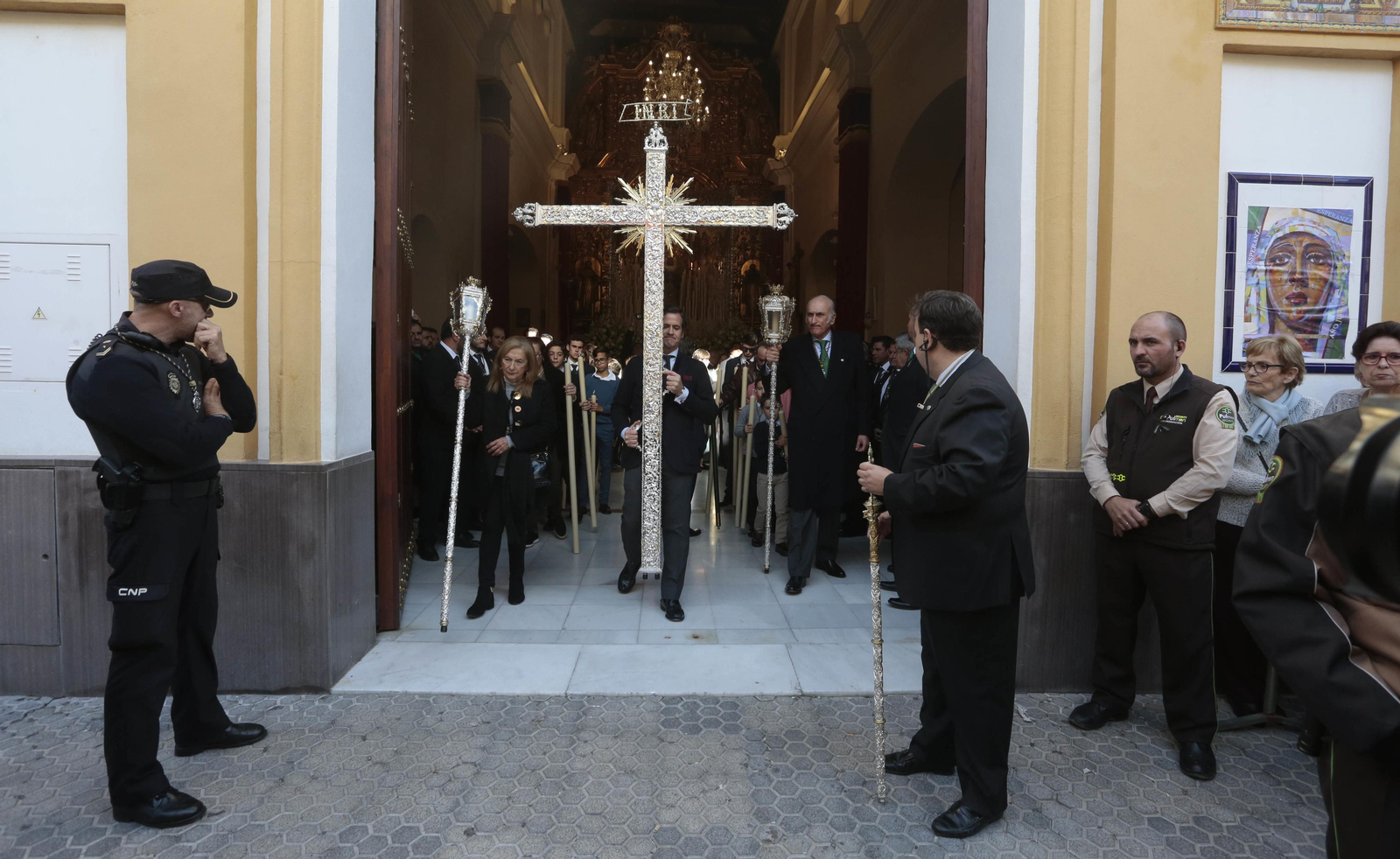 El traslado de la Esperanza de Triana, en imágenes