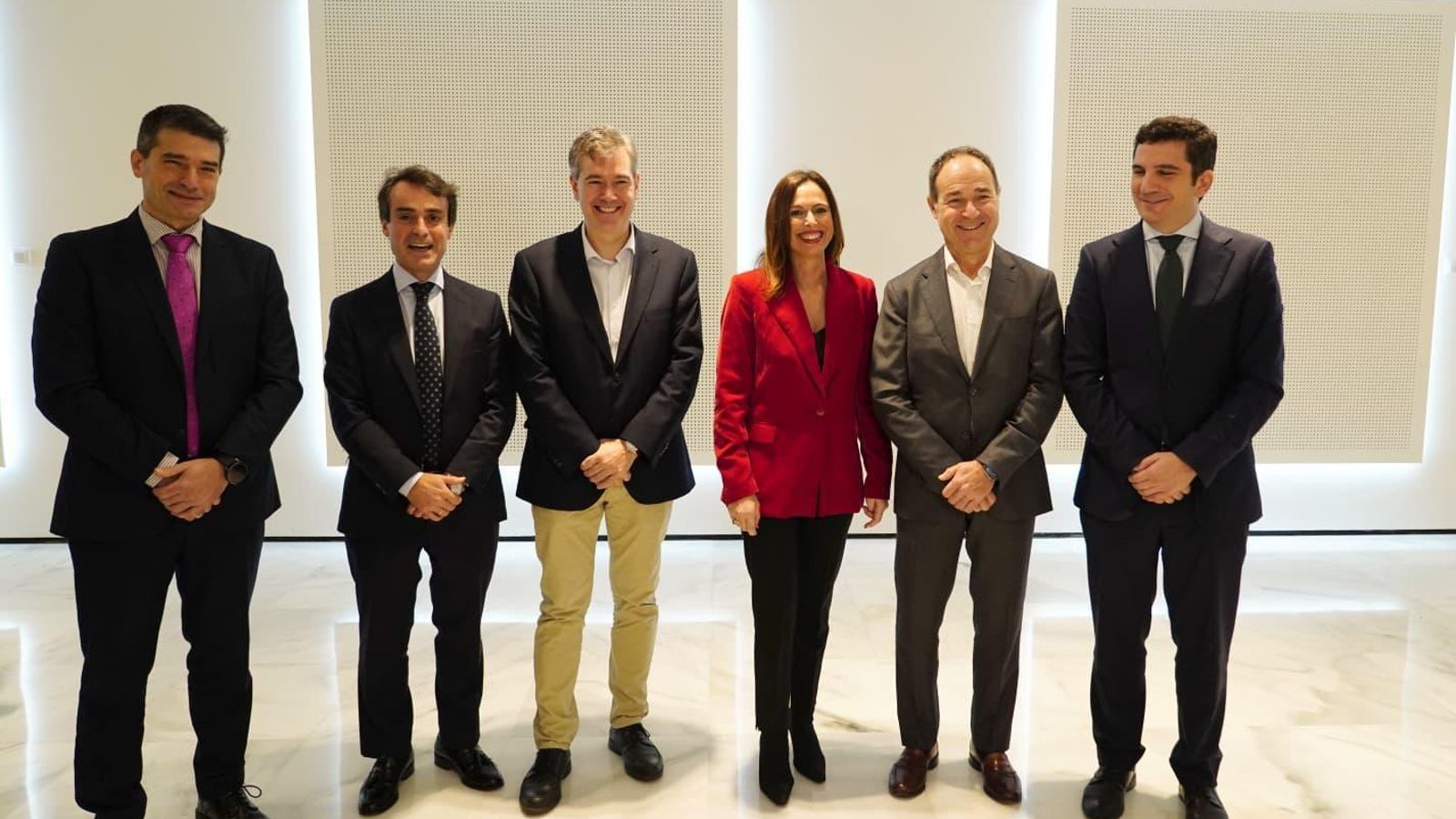 Responsables de la consejería de Fomento y del fabricante CAF