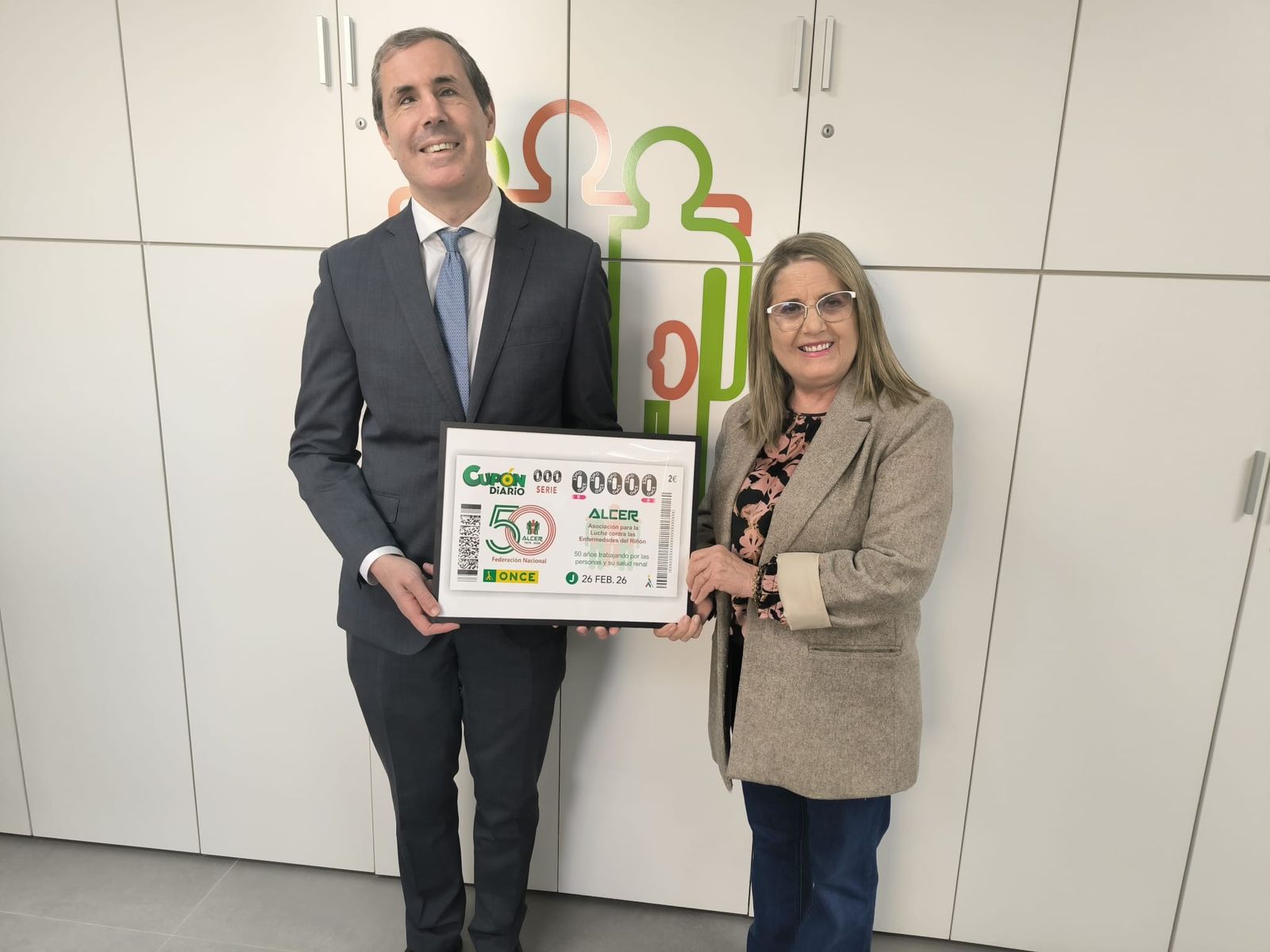 Los representantes de la ONCE y Alcer en la presentación del cupón.