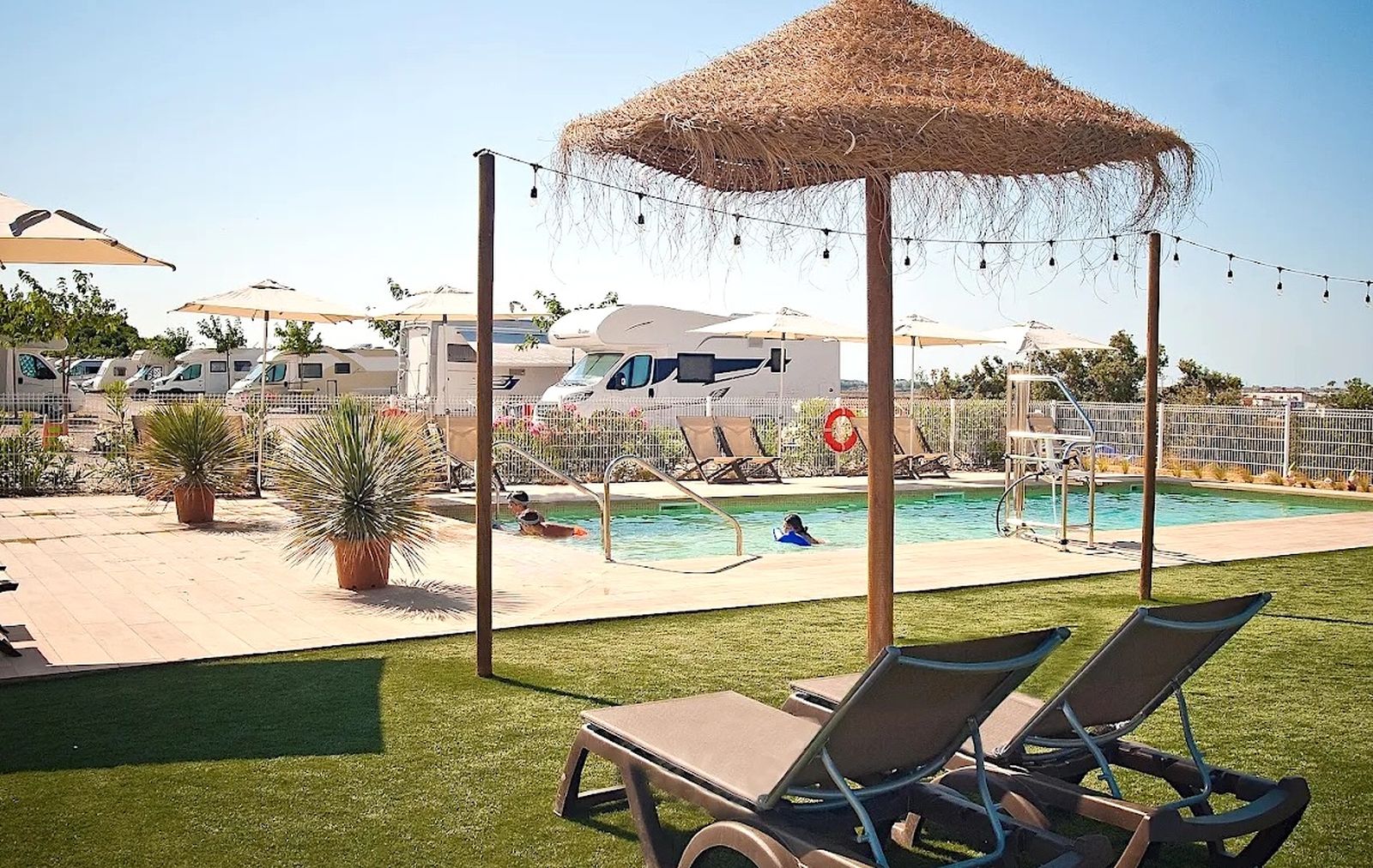 Ofrece comodidad, naturaleza y todos los servicios que un viajero necesita