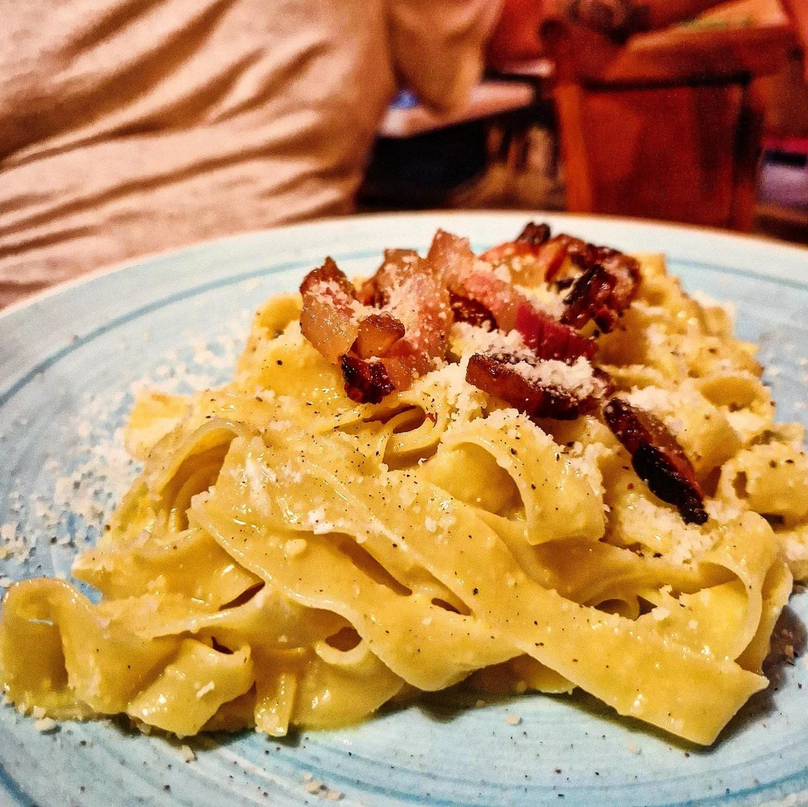 Tagliatelle a la carbonara, una de las opciones para probar pasta fresca en La Nevera Italiana.
