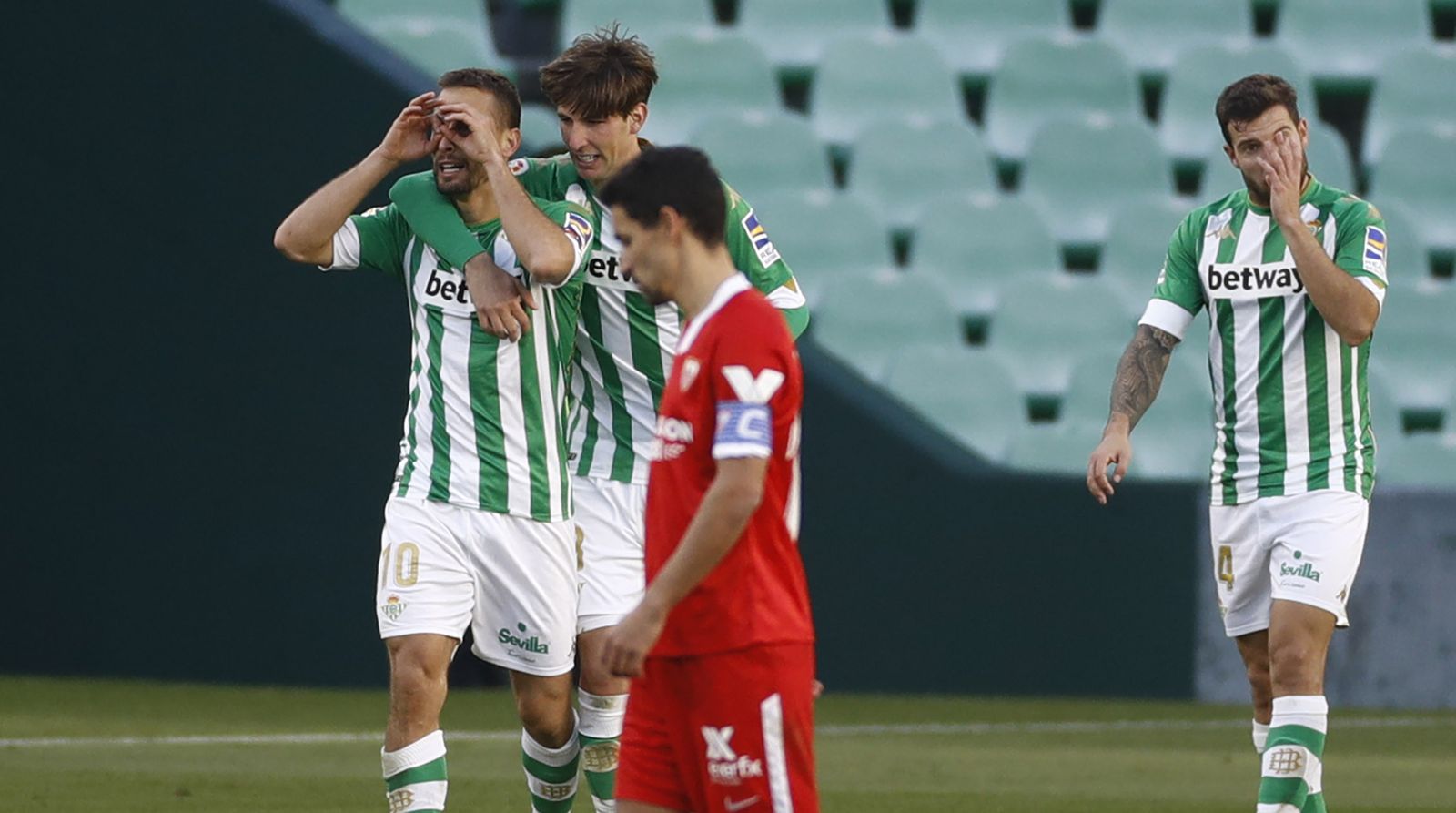 Canales, abrazado por Miranda tras marcar en el derbi.