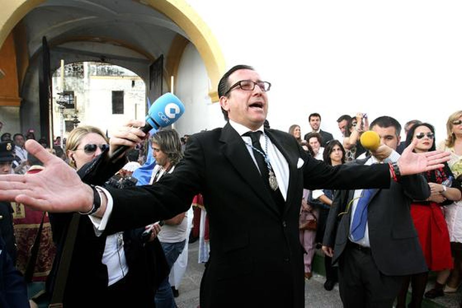 Martín Gómez dirige las evoluciones del paso de misterio durante la salida.

Foto: Pascual