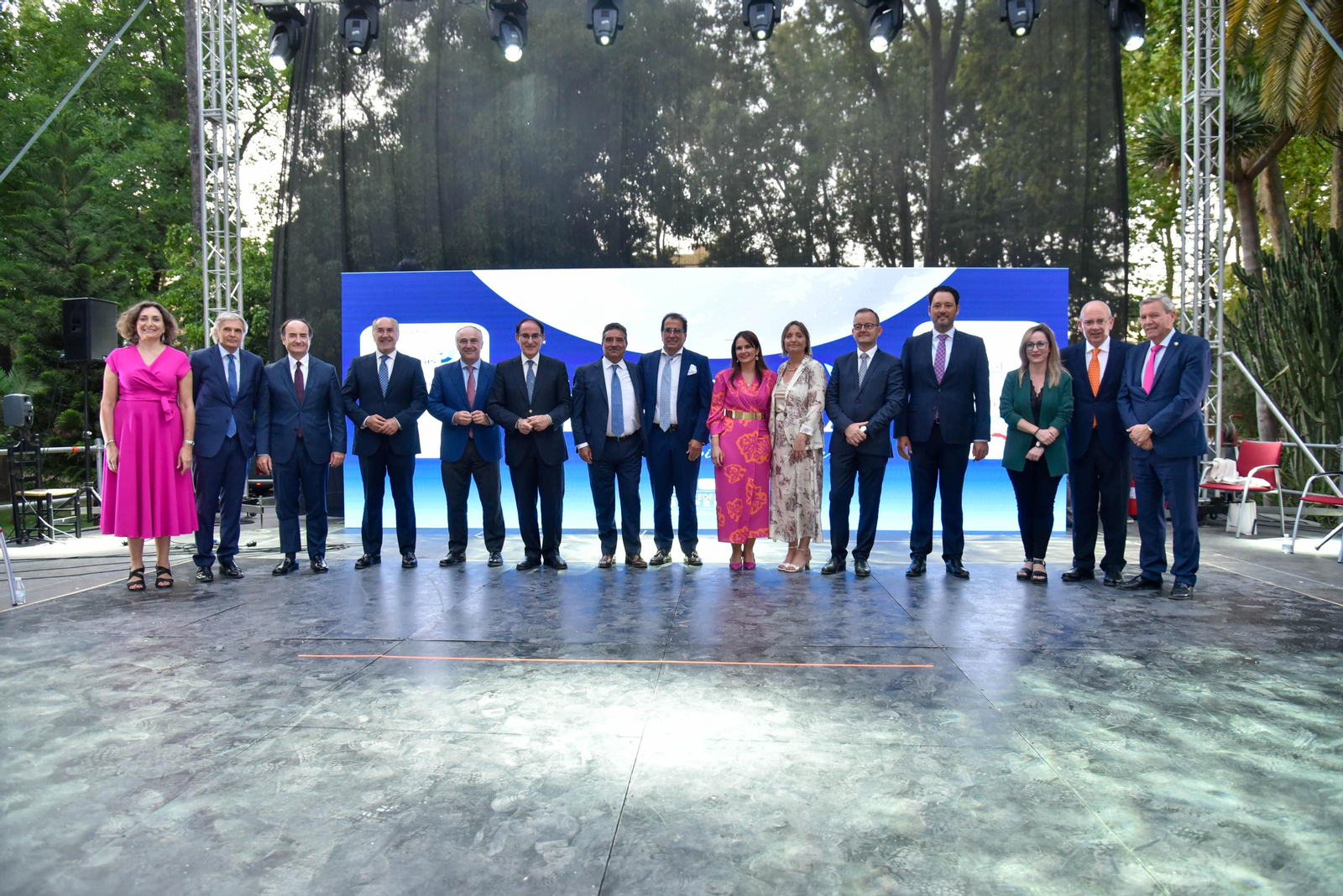 Los representantes de la CEC, de las autoridades y los galardonados en la Noche de la Empresa, en el María Cristina.