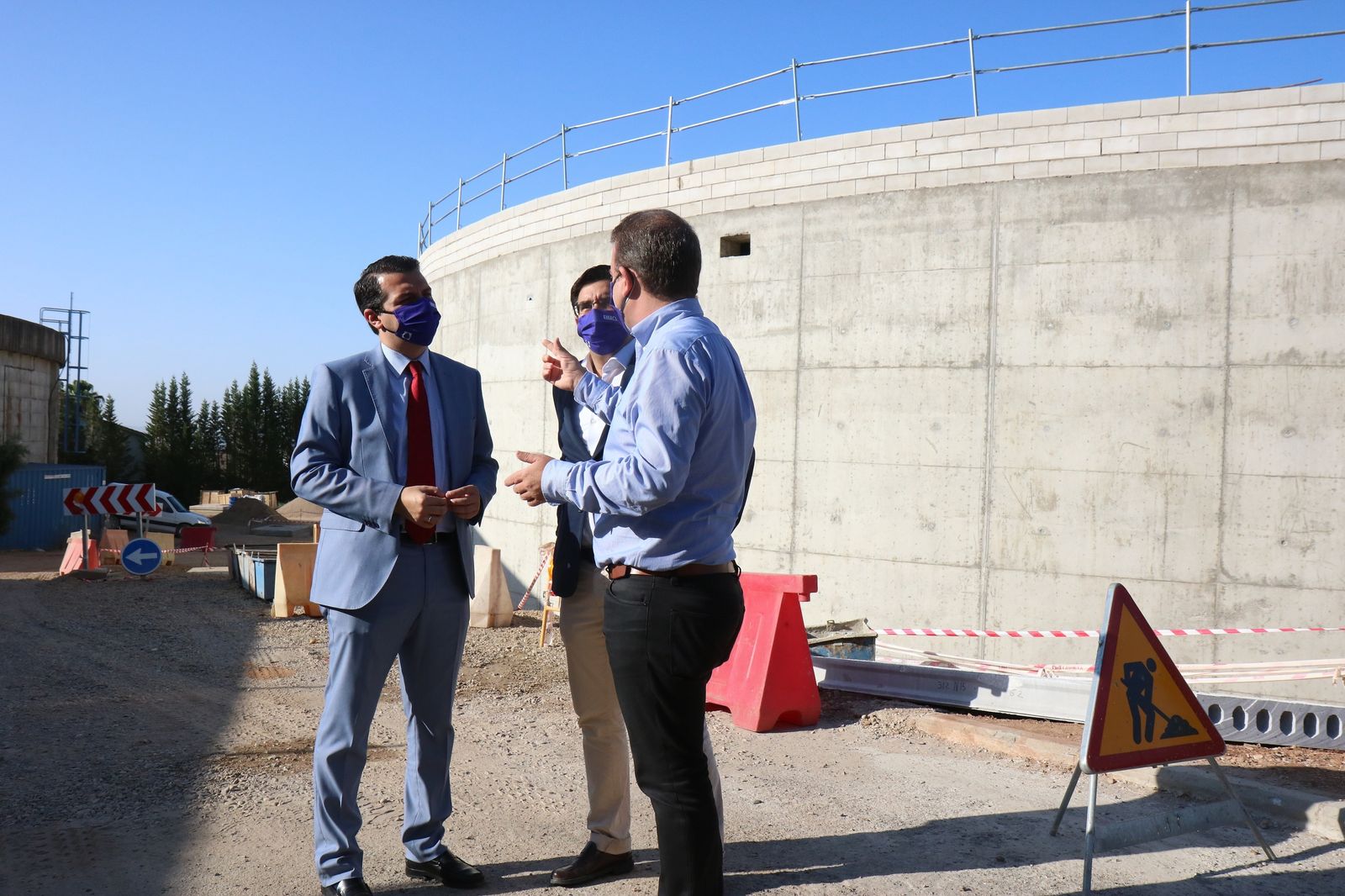 El alcalde de Córdoba durante su visita a Emacsa.